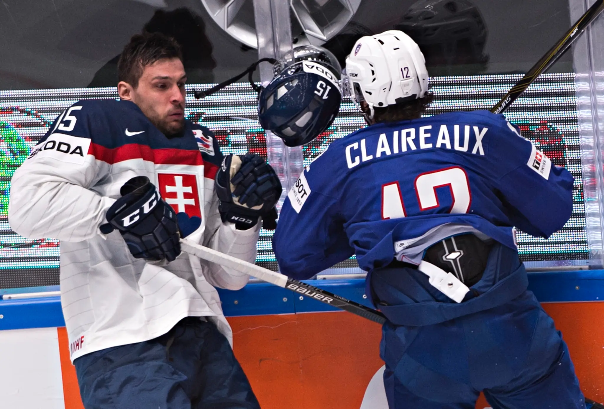 Ivan Švarný a Valentin Claireaux v súboji Francúzsko - Slovensko.