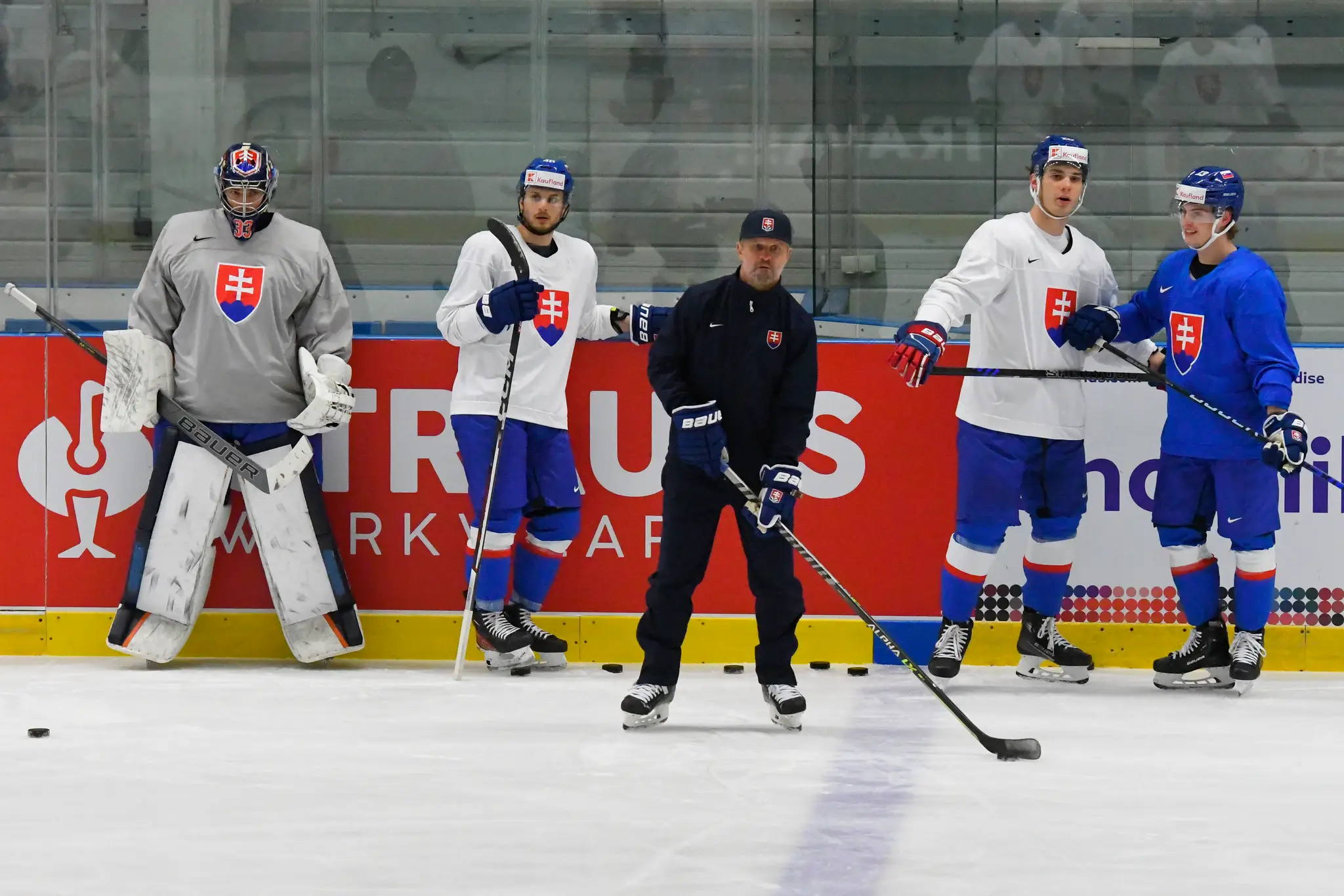 Zľava Stanislav Škorvánek, Viliam Čacho, asistent trénera Róbert Petrovický, Juraj Slafkovský a František Gajdoš počas tréningu na MS 2024.