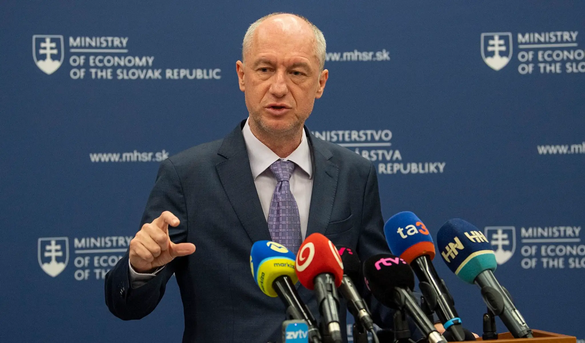 Na snímke minister hospodárstva Karel Hirman počas tlačovej konferencie k prelomovej dohode na zasadnutí Rady pre dopravu, telekomunikácie a energetiku.