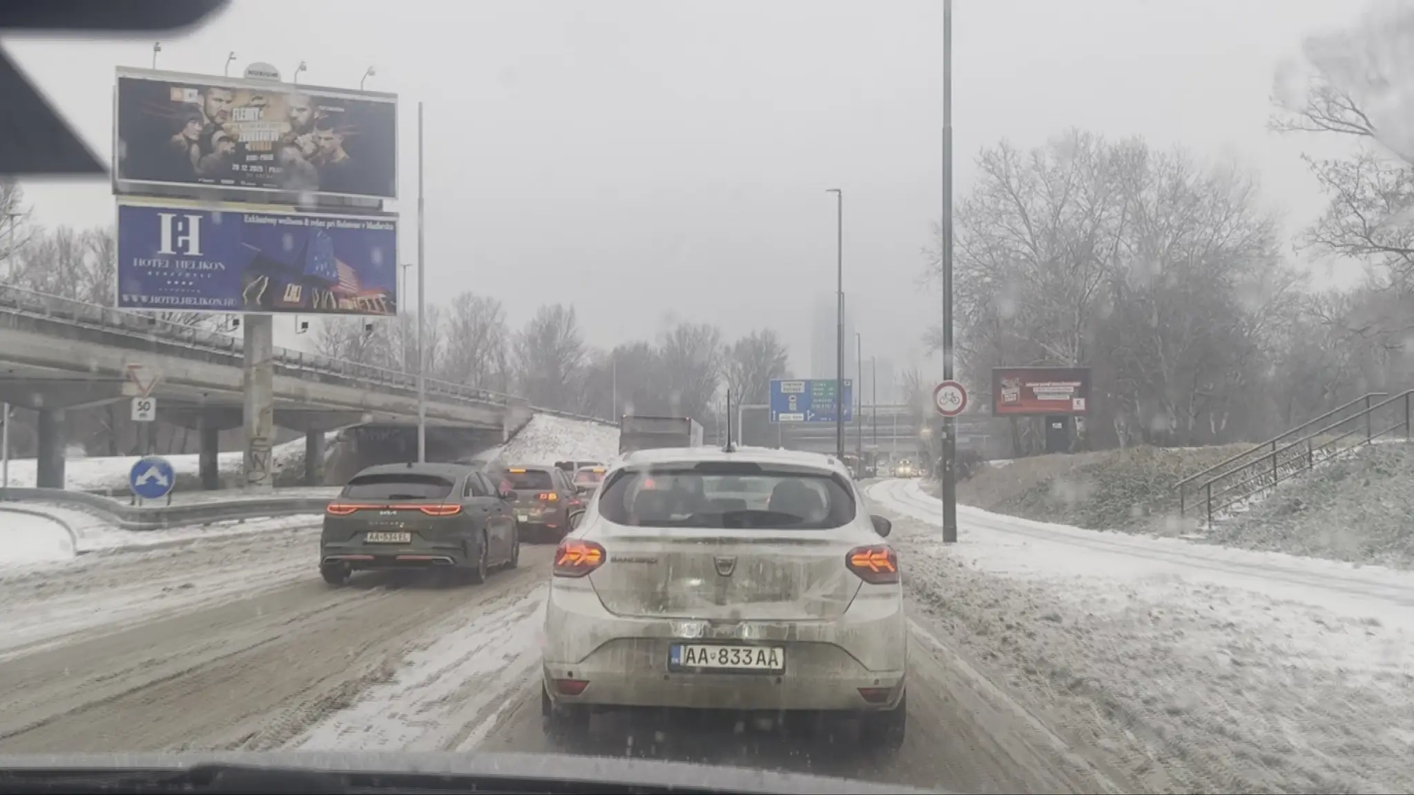 Obrovské kolóny na cestách.