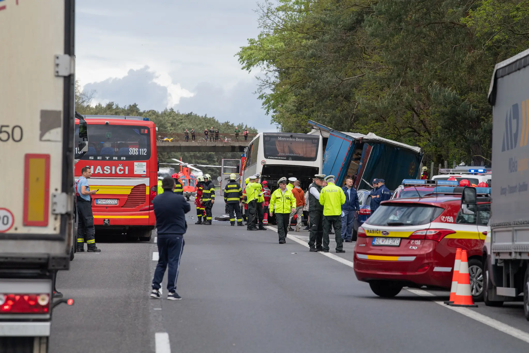 Nehoda autobusu s kamiónom