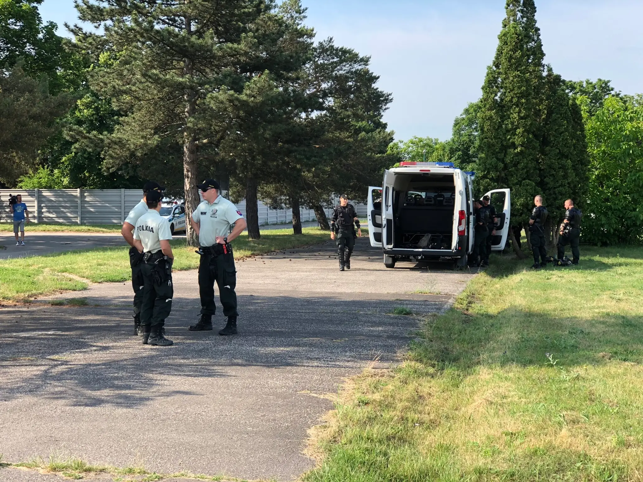 Areál súdu strážia policajti.