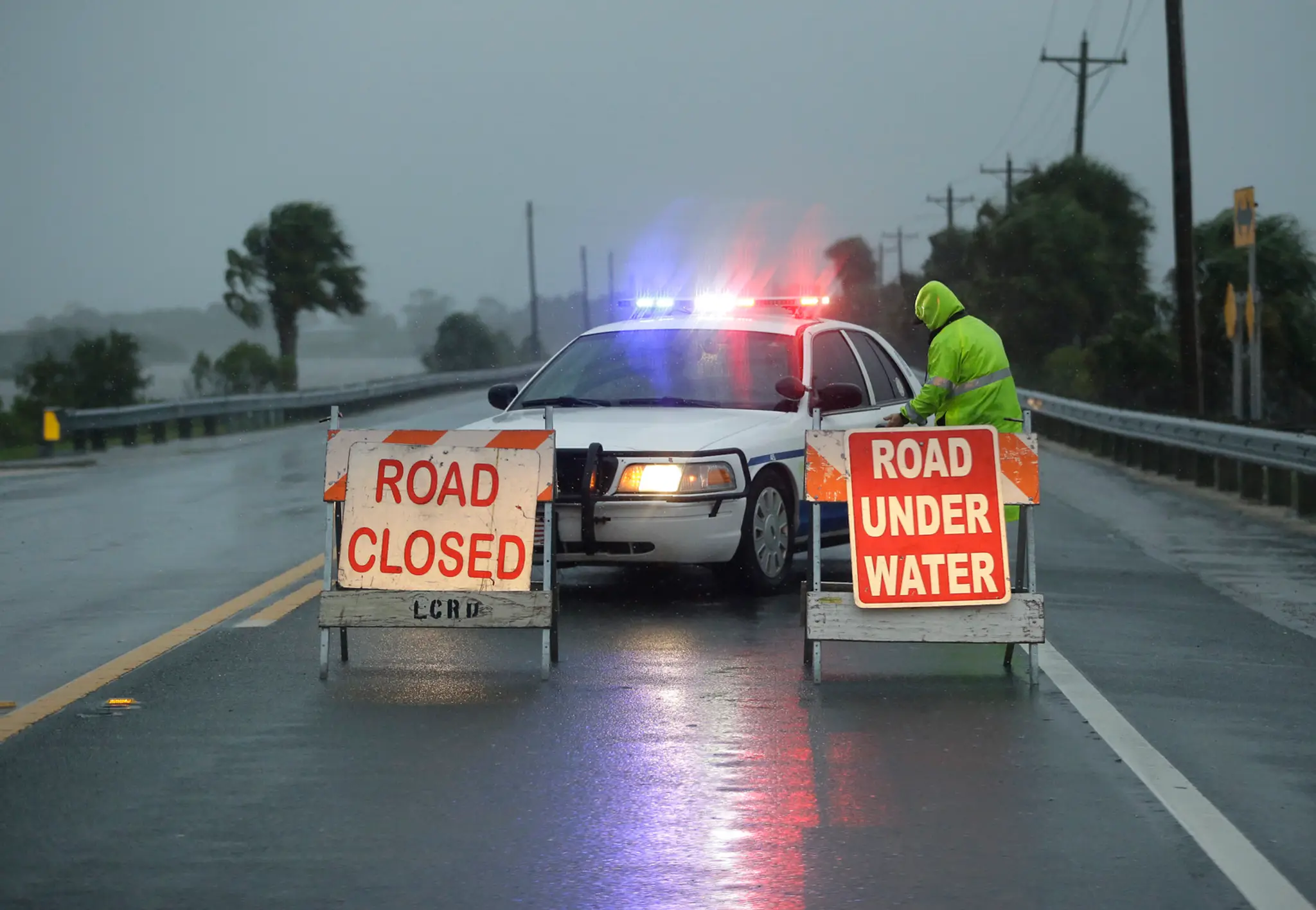 Policajti  uzatvárajú cestu vedúcu do Cedar Key.