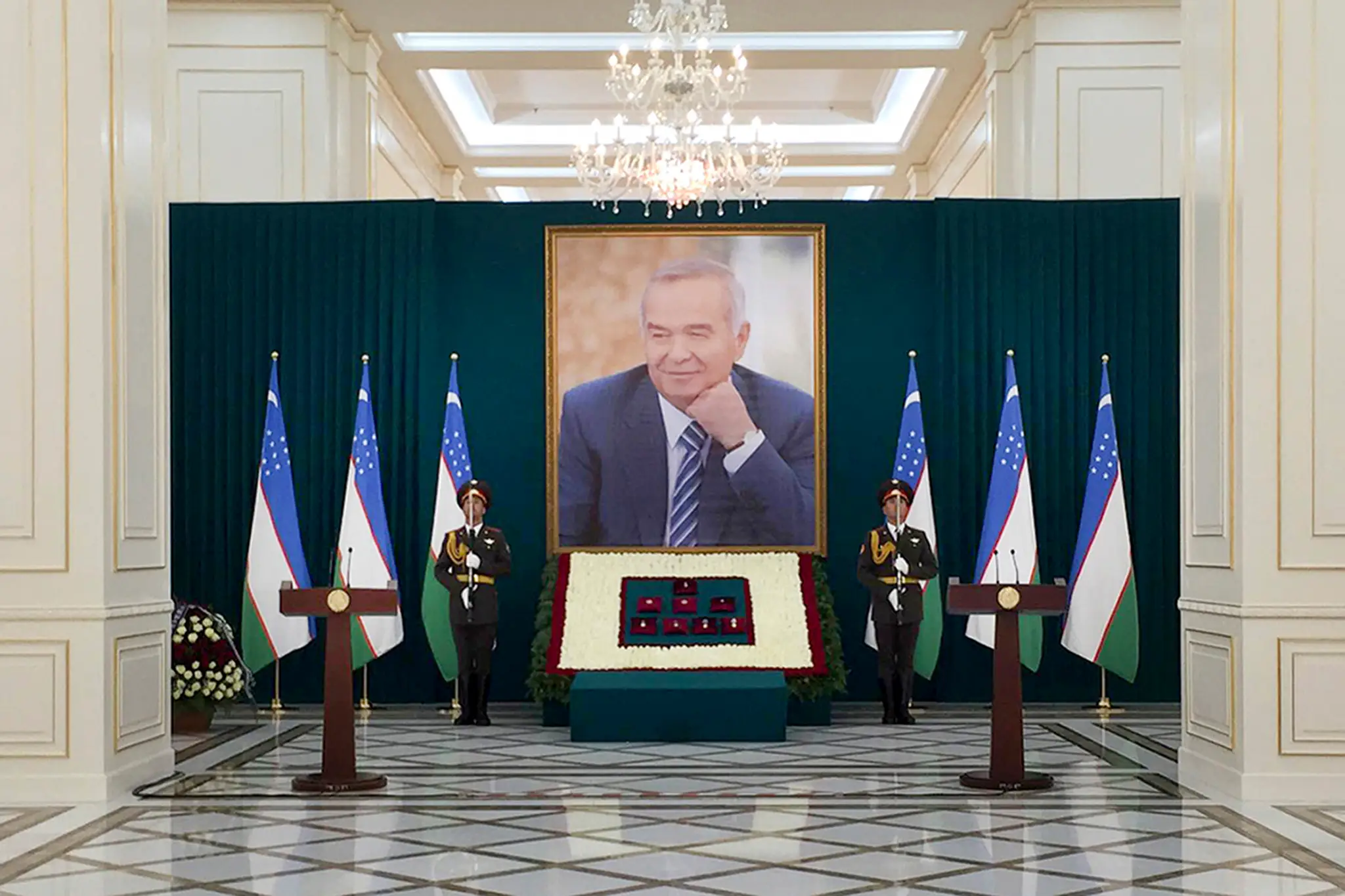 Čestná stráž stojí pri portréte zosnulého uzbeckého prezidenta