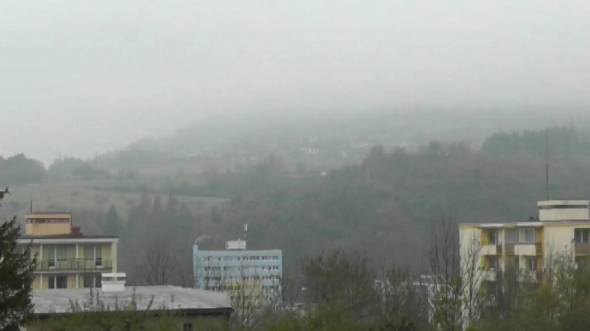 Banská Bystrica v hmle.