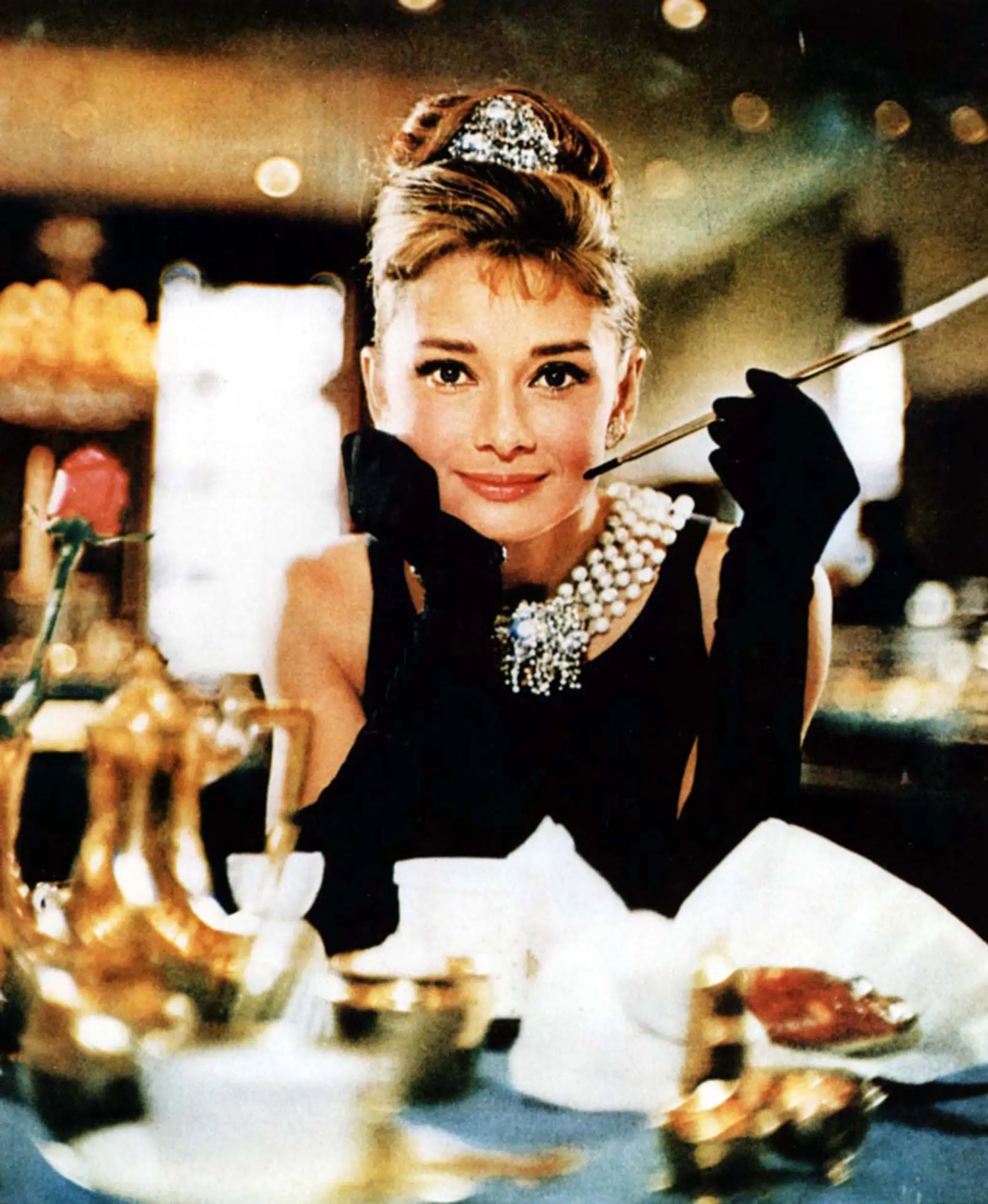 Na archívnej snímke Audrey Hepburnová vo filme z roku 1961 "Raňajky u Tiffanyho" v malých čiernych šatách.