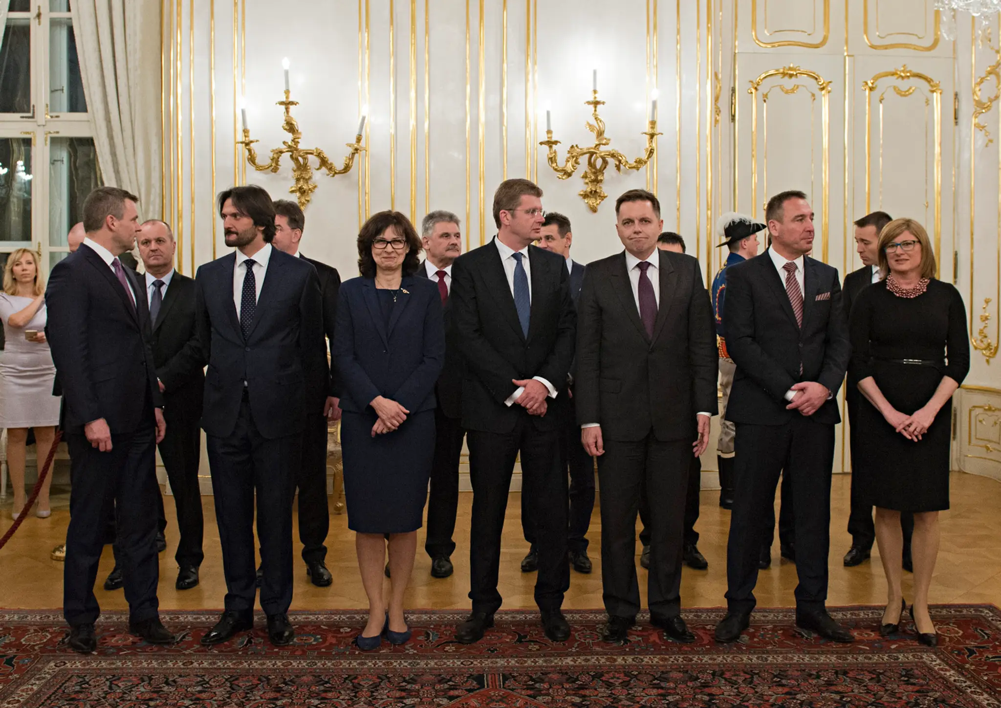 Na snímke členovia novej vlády SR po vymenovaní prezidentom SR Andrejom Kiskom