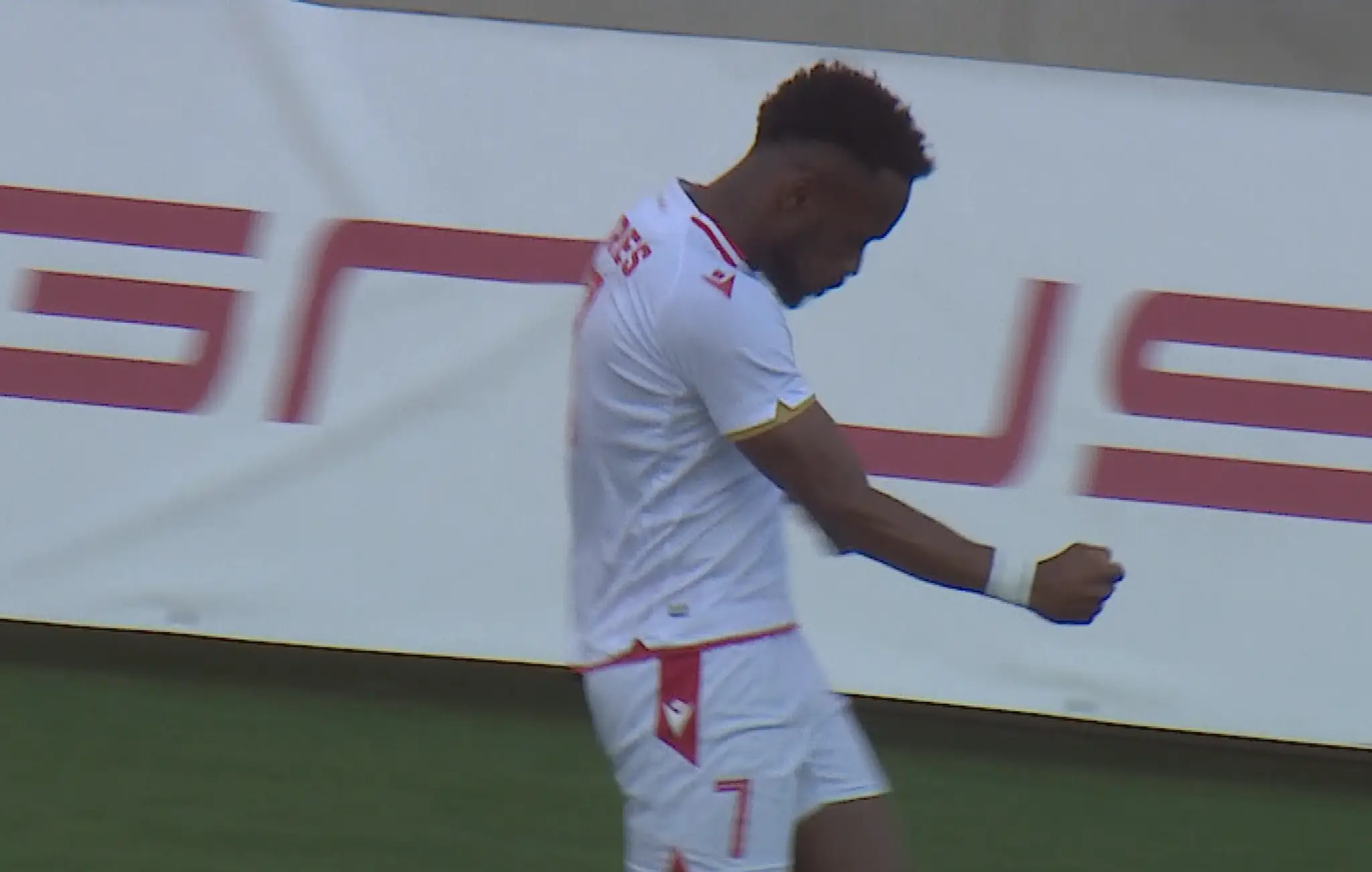Eynel Soares z Trenčína oslavuje gól proti Michalovciam.