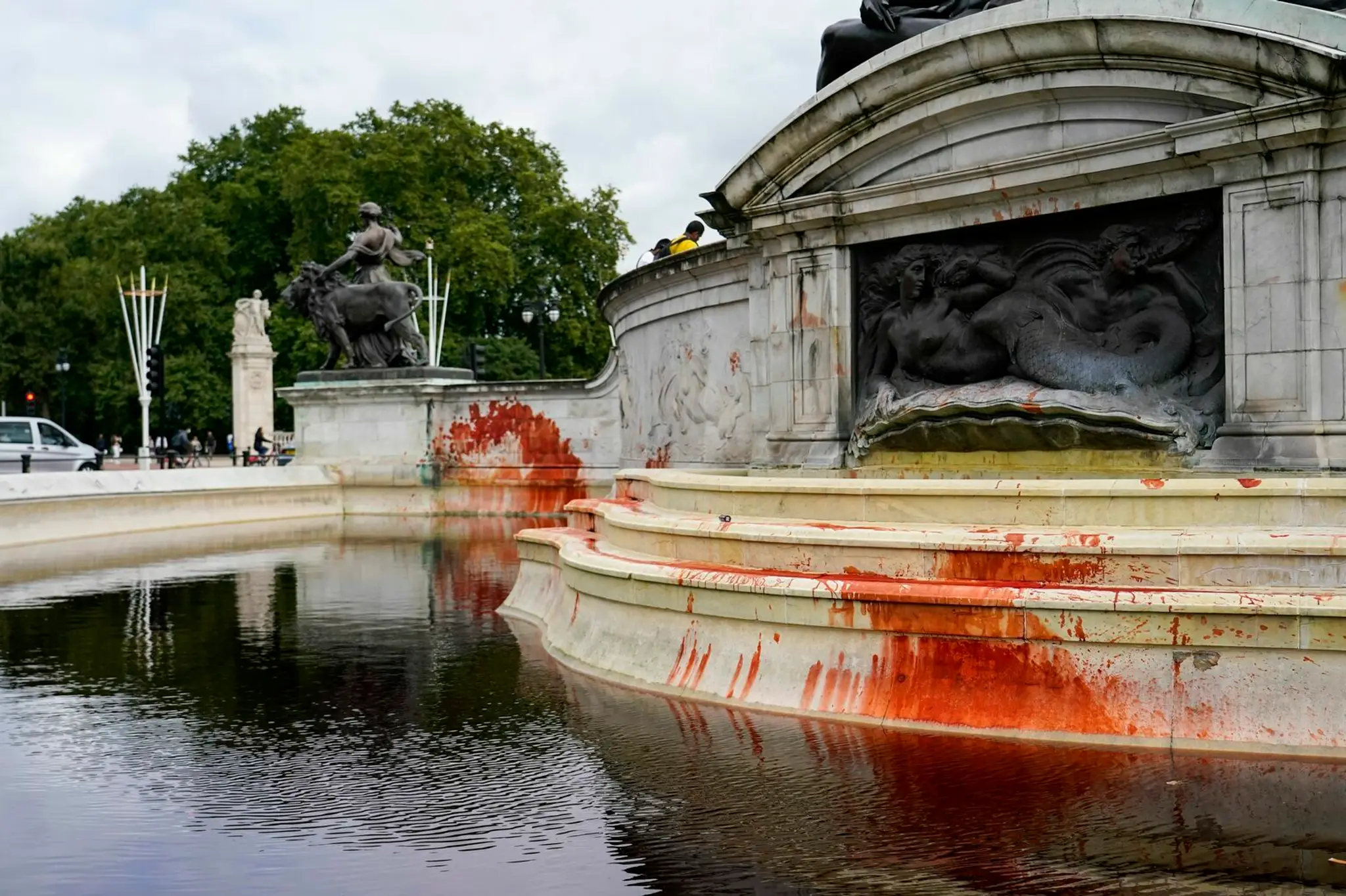Krvavá fontána pred Buckinghamským palácom