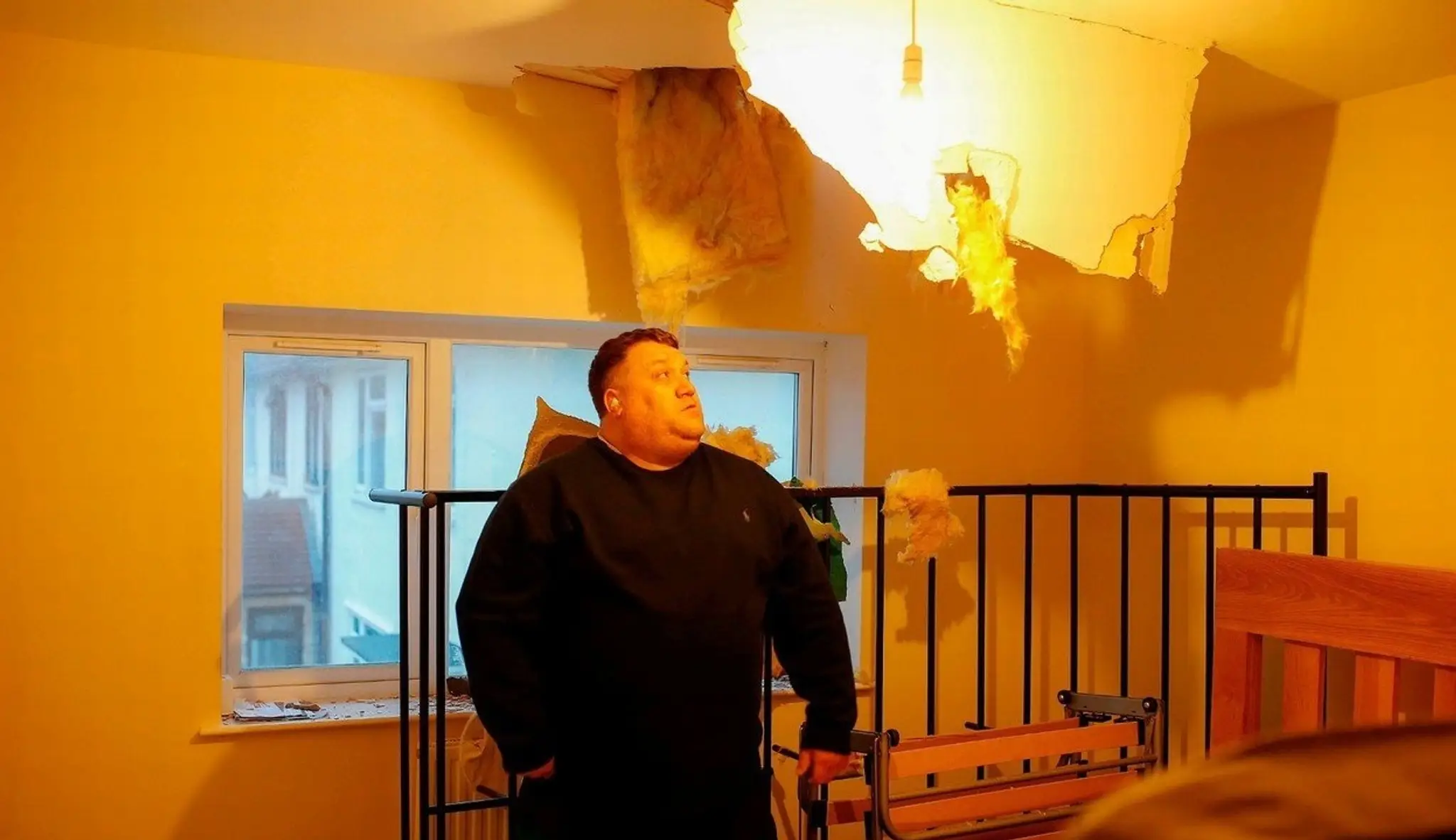 Jamie Shean stojí vo svojej spálni pod dierou, ktorú prerazil veľký kus ľadu.