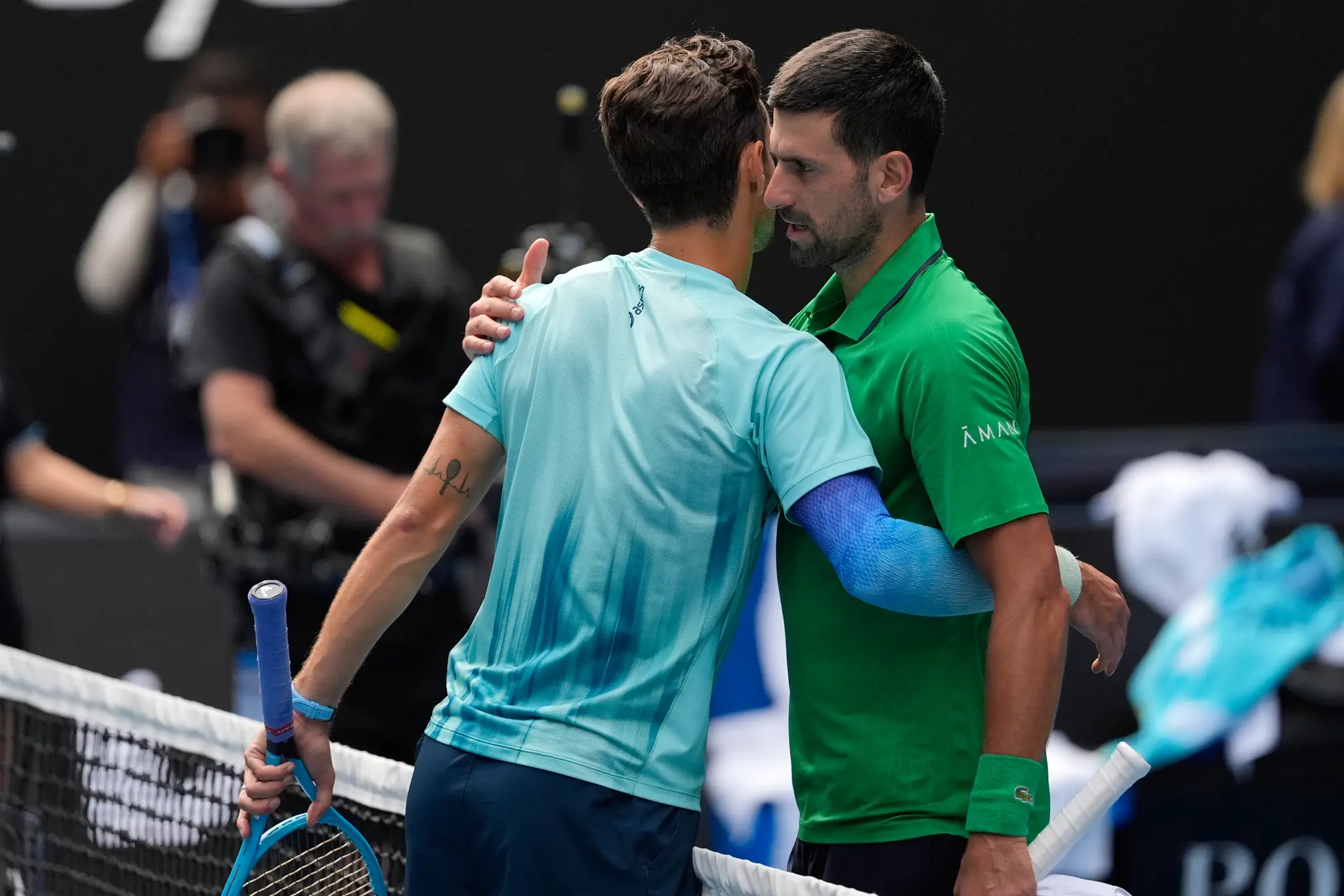 Lorenzo Musetti a Novak Djokovič.