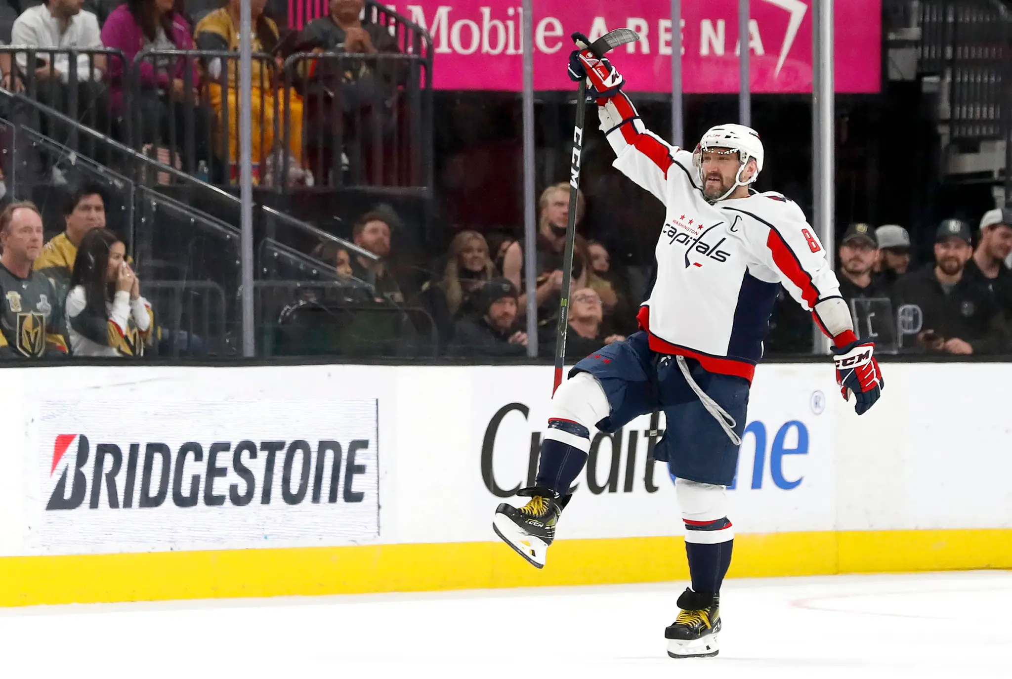 Kapitán Washingtonu Capitals Alex Ovečkin sa teší po strelení gólu v zápase zámorskej hokejovej.