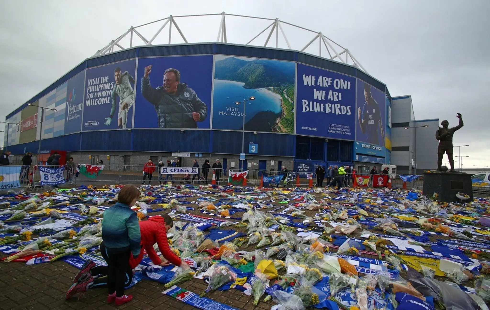 Fanúšikovia Cardiff City si uctili Emiliana Salu.