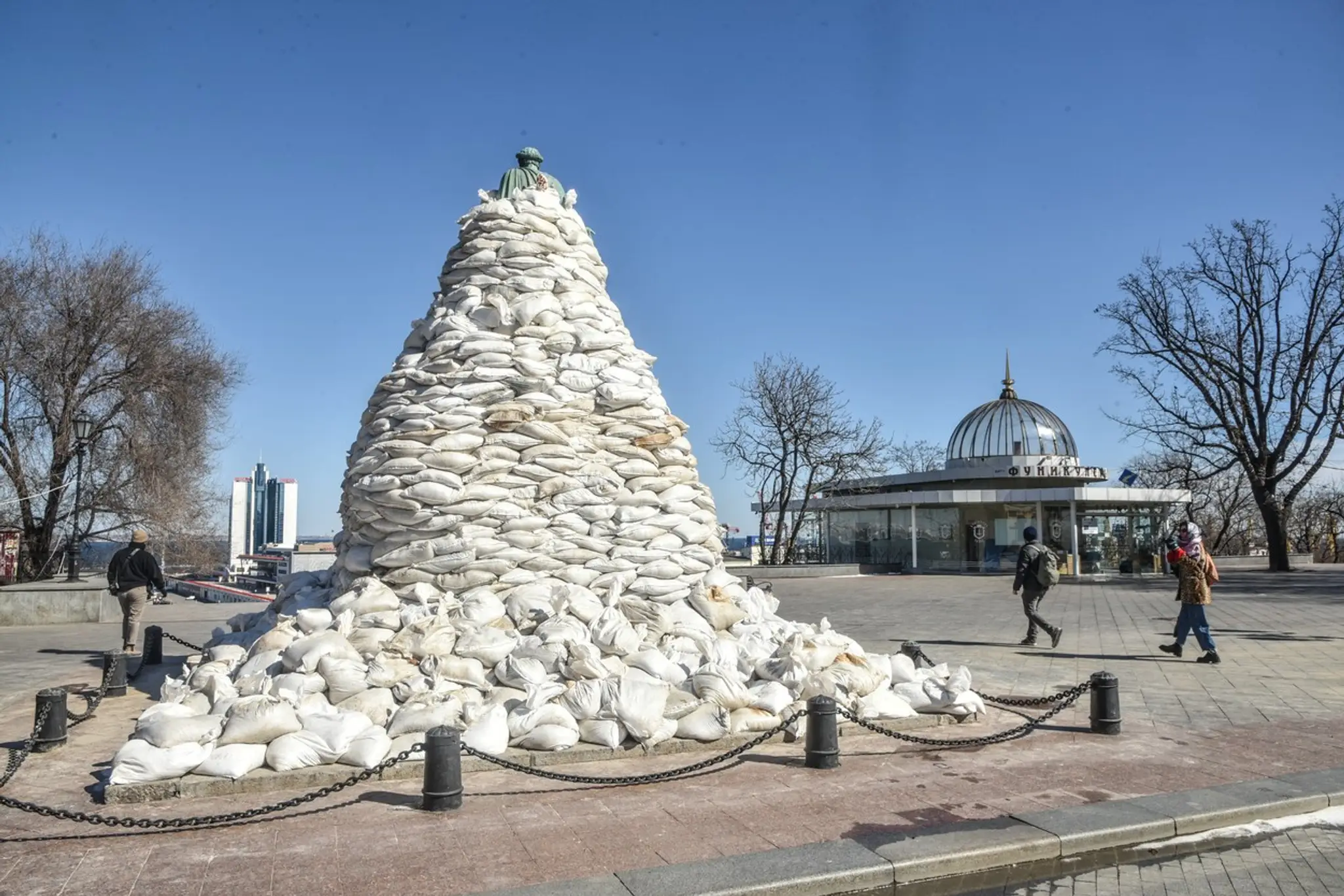 Socha Vojvodu de Richelieu, zakladateľa ukrajinskej Odesy, chránená vrecami z pieskom.