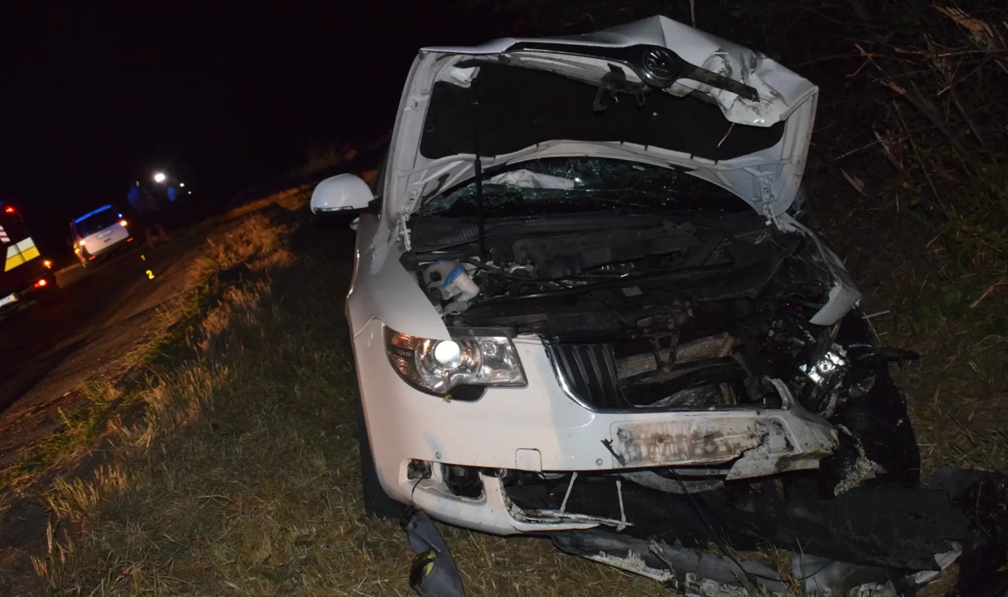 Na snímke zničené auto po tragickej nehode.