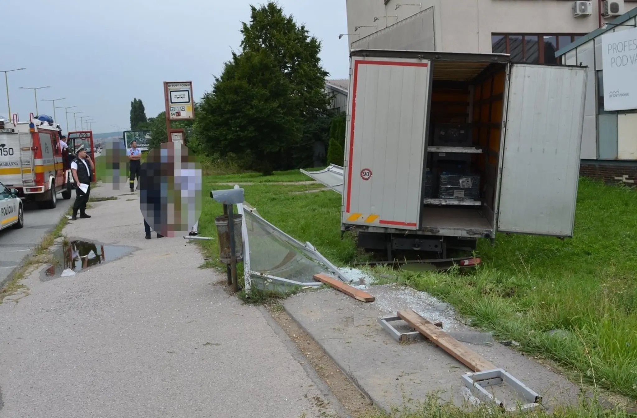 Zdemolovaná zastávka.