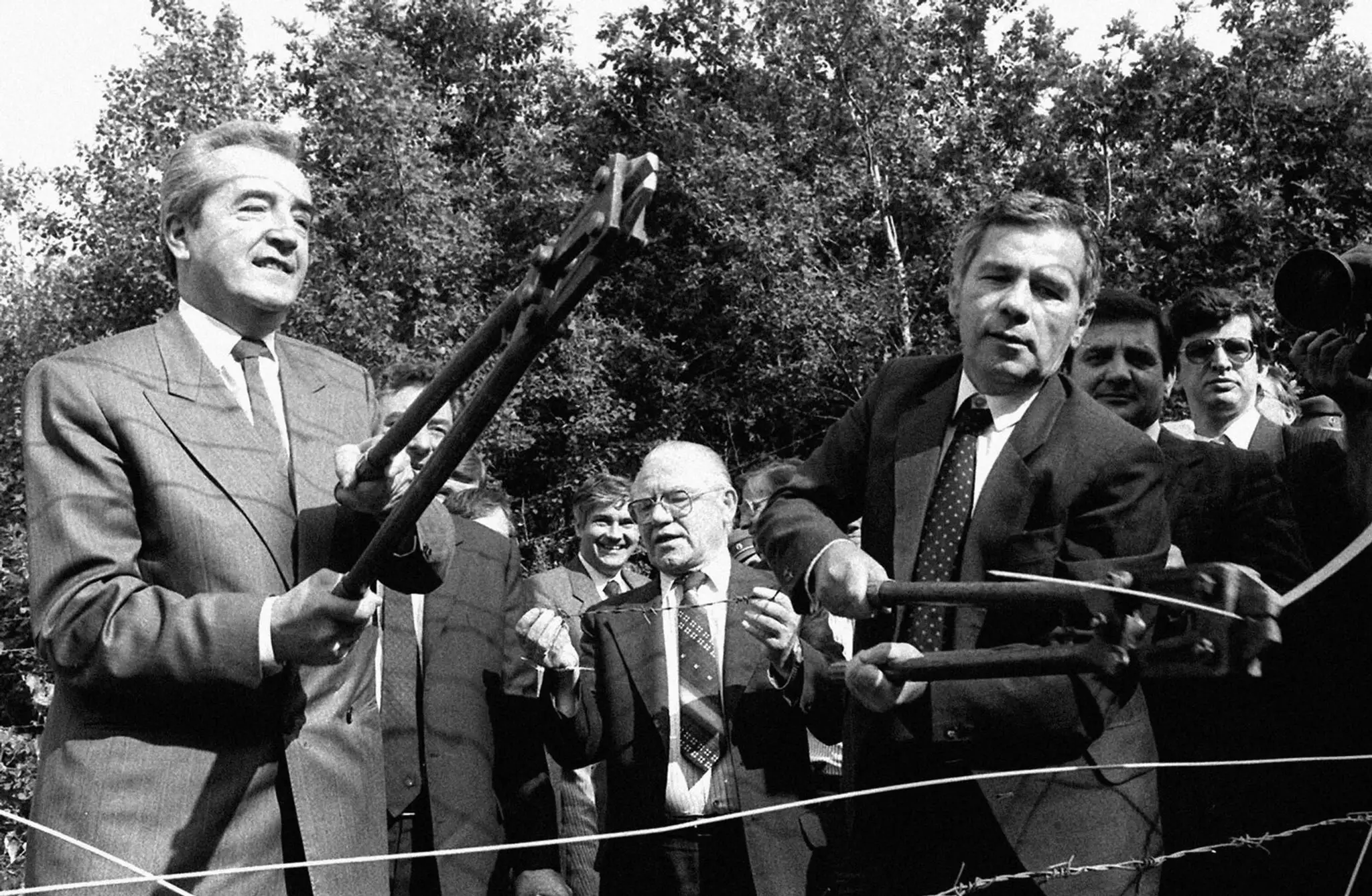 Gyula Horn (vpravo) spolu s Aloisom Mockom prestrihávajú ostnatý drôt na maďarsko-rakúskej hranici. 