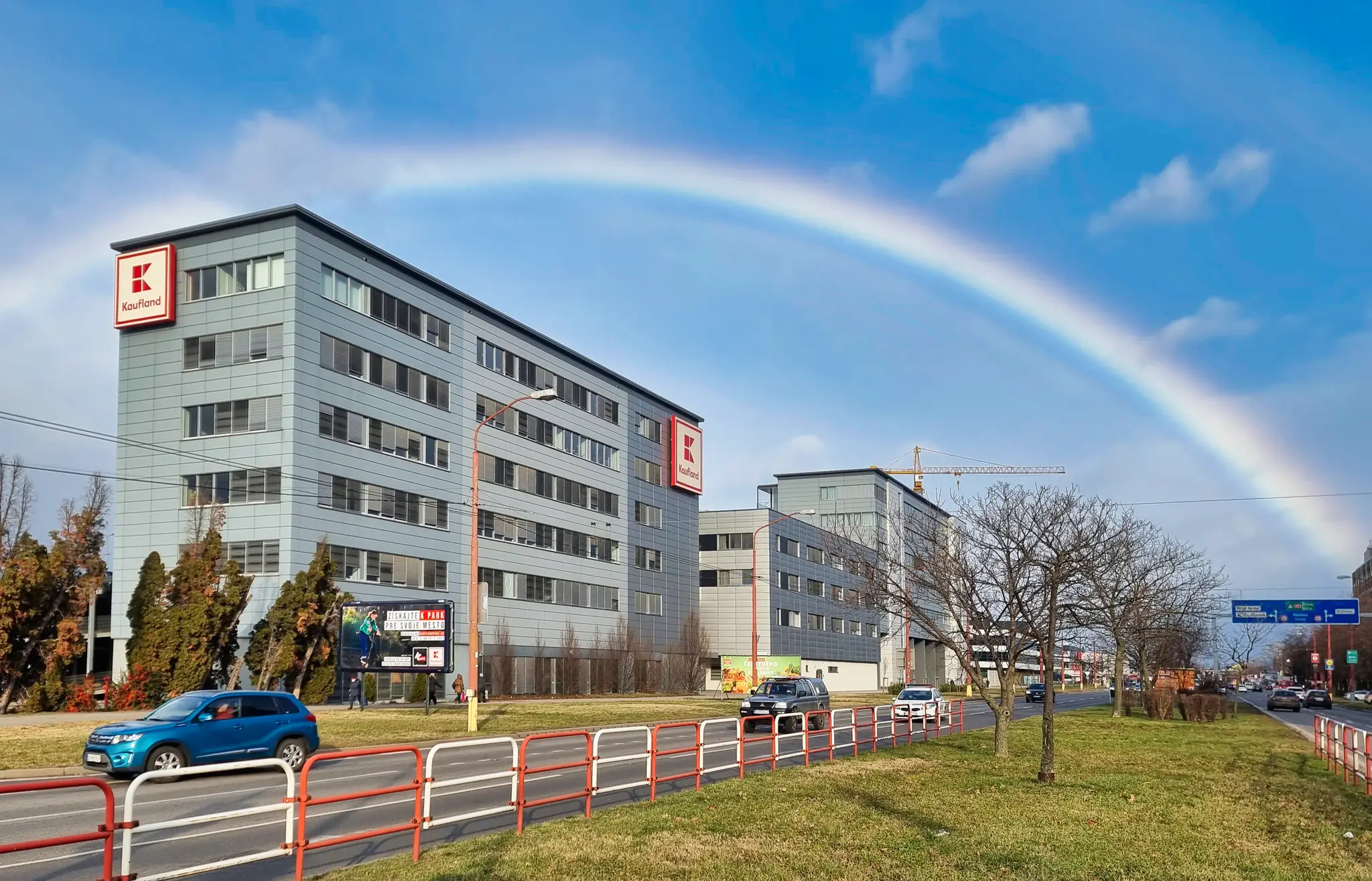 Na snímke dúha na oblohe nad budovou obchodného reťazca v Bratislave.
