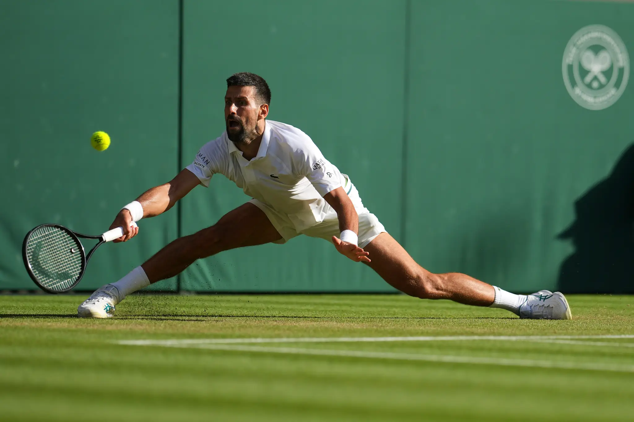 Srbský tenista Novak Djokovič odvracia úder Talianovi Flaviovi Cobollimu.