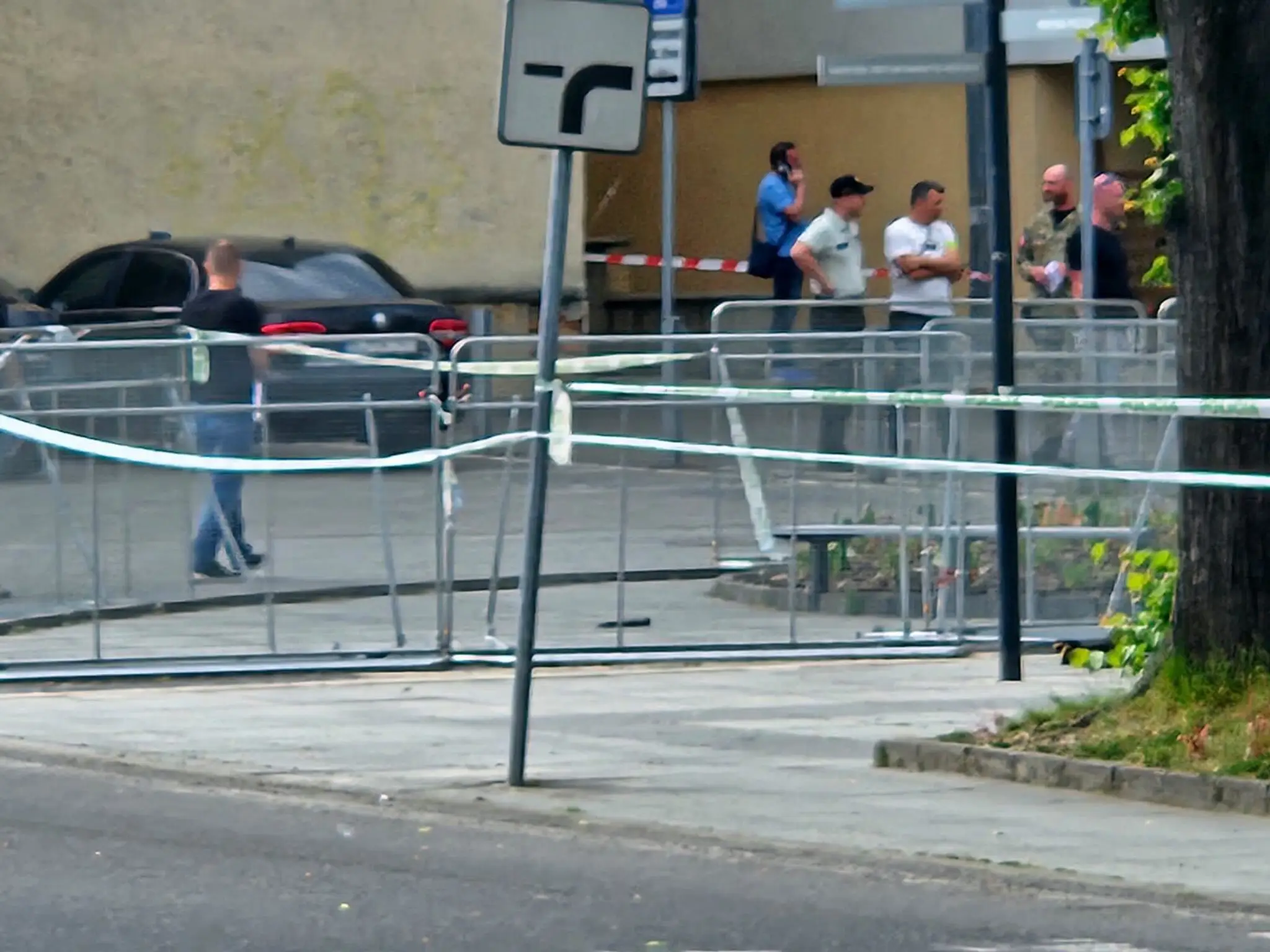 Na zemi leží zbraň.