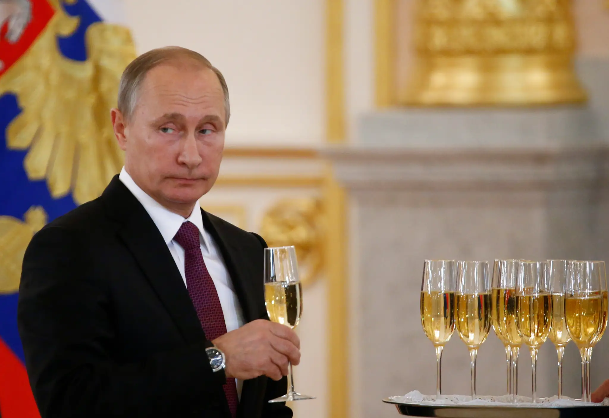 Ruský prezident Vladimir Putin s pohárom šampanského počas slávnostného odovzdávania poverovacích listín novým veľvyslancom.