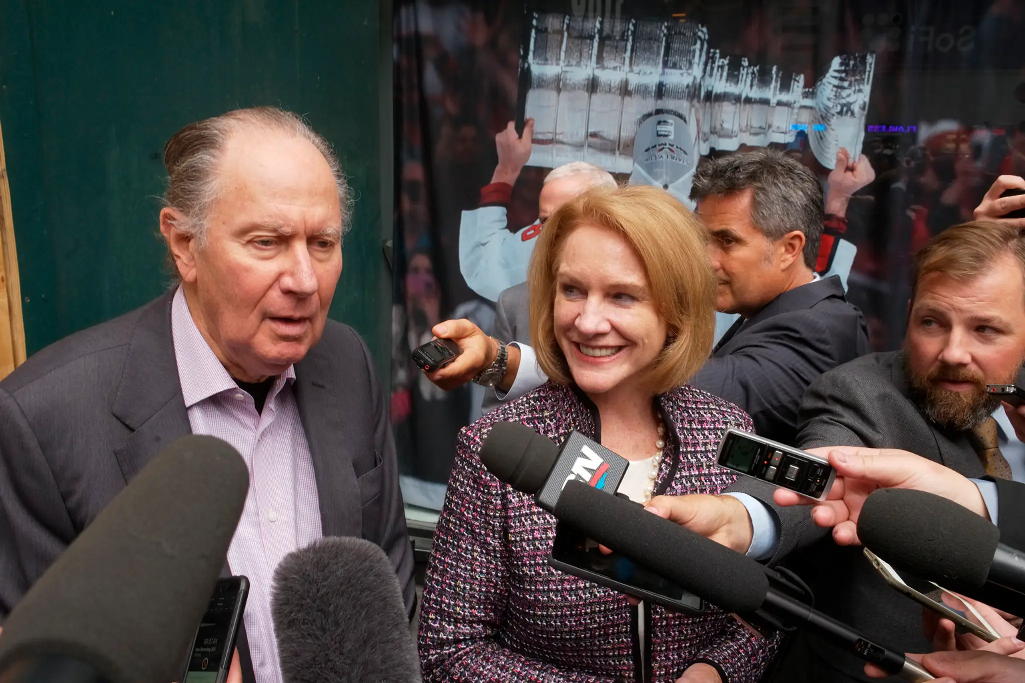 Predstavitelia Seattlu David Bonderman (vľavo) a Jenny Durkanová hovoria o možnej účasti mesta v NHL.