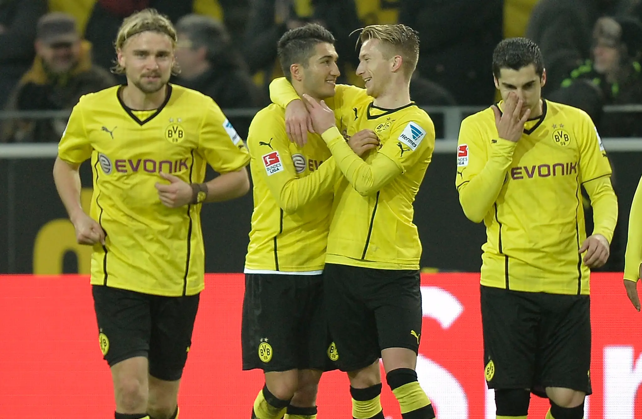 Nuri Sahin (druhý zľava) sa so spoluhráčmi z Dortmundu teší z gólu.