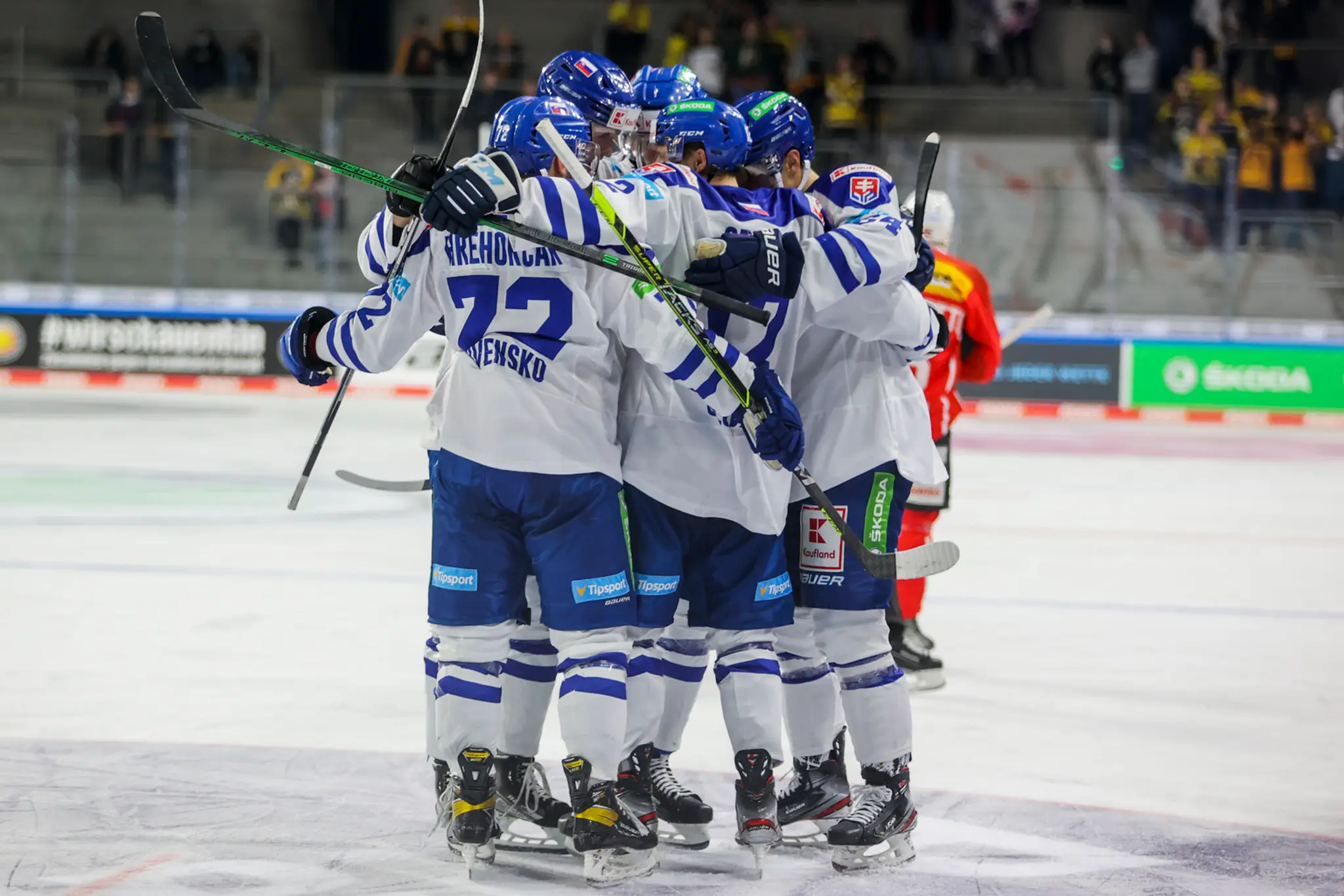 Slovenskí hokejisti sa radujú po strelení gólu v zápase proti Švajčiarsku.