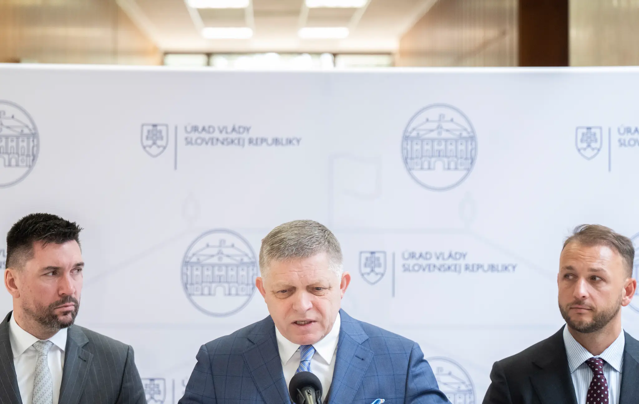 Na snímke zľava minister pôdohospodárstva a rozvoja vidieka SR Richard Takáč, predseda vlády SR Robert Fico (obaja Smer-SD) a minister vnútra SR Matúš Šutaj-Eštok (Hlas-SD).