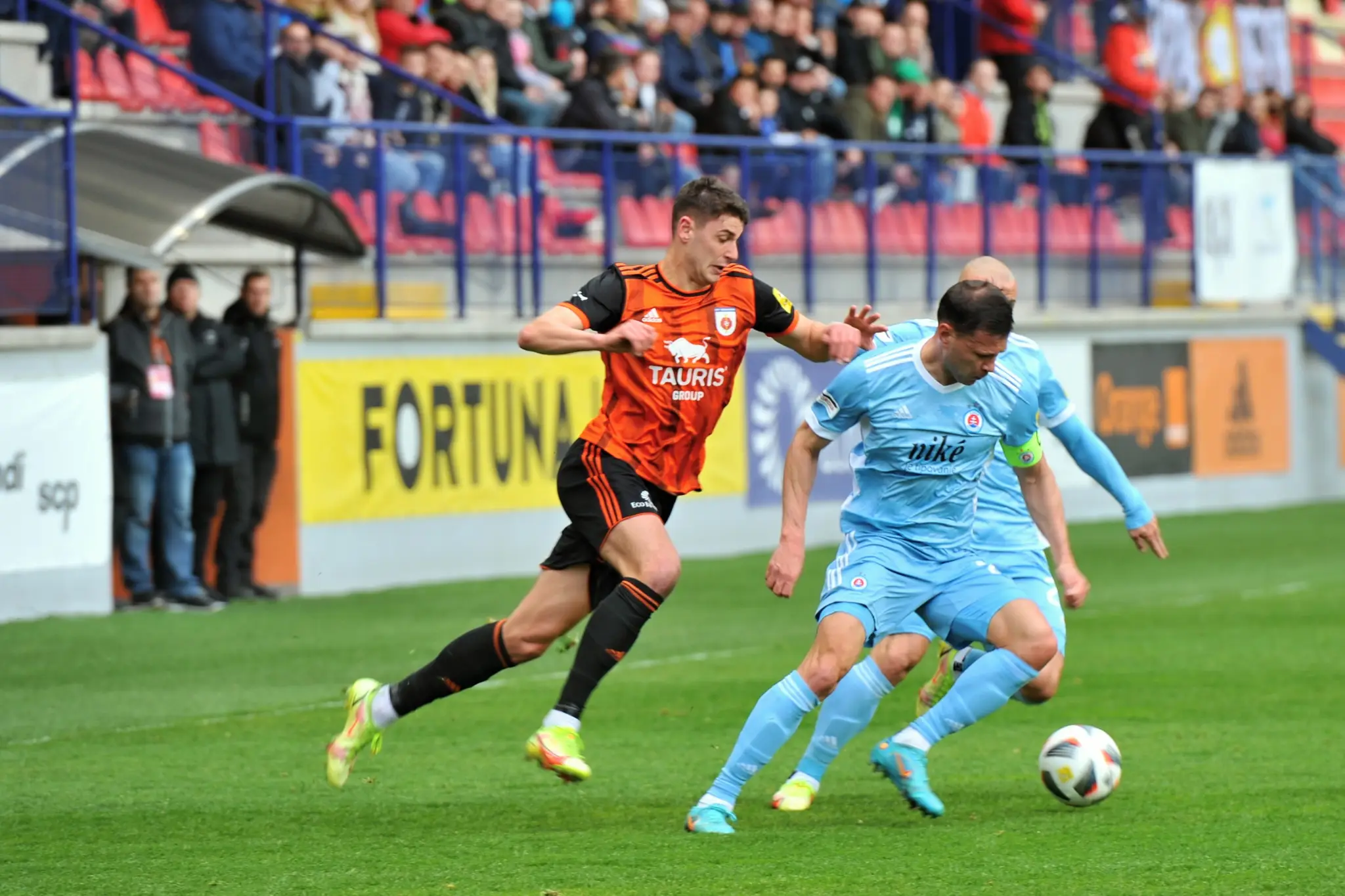 Martin Boďa (Ružomberok) a Vasil Božikov (Bratislava) počas  zápasu Ružomberok Slovan.