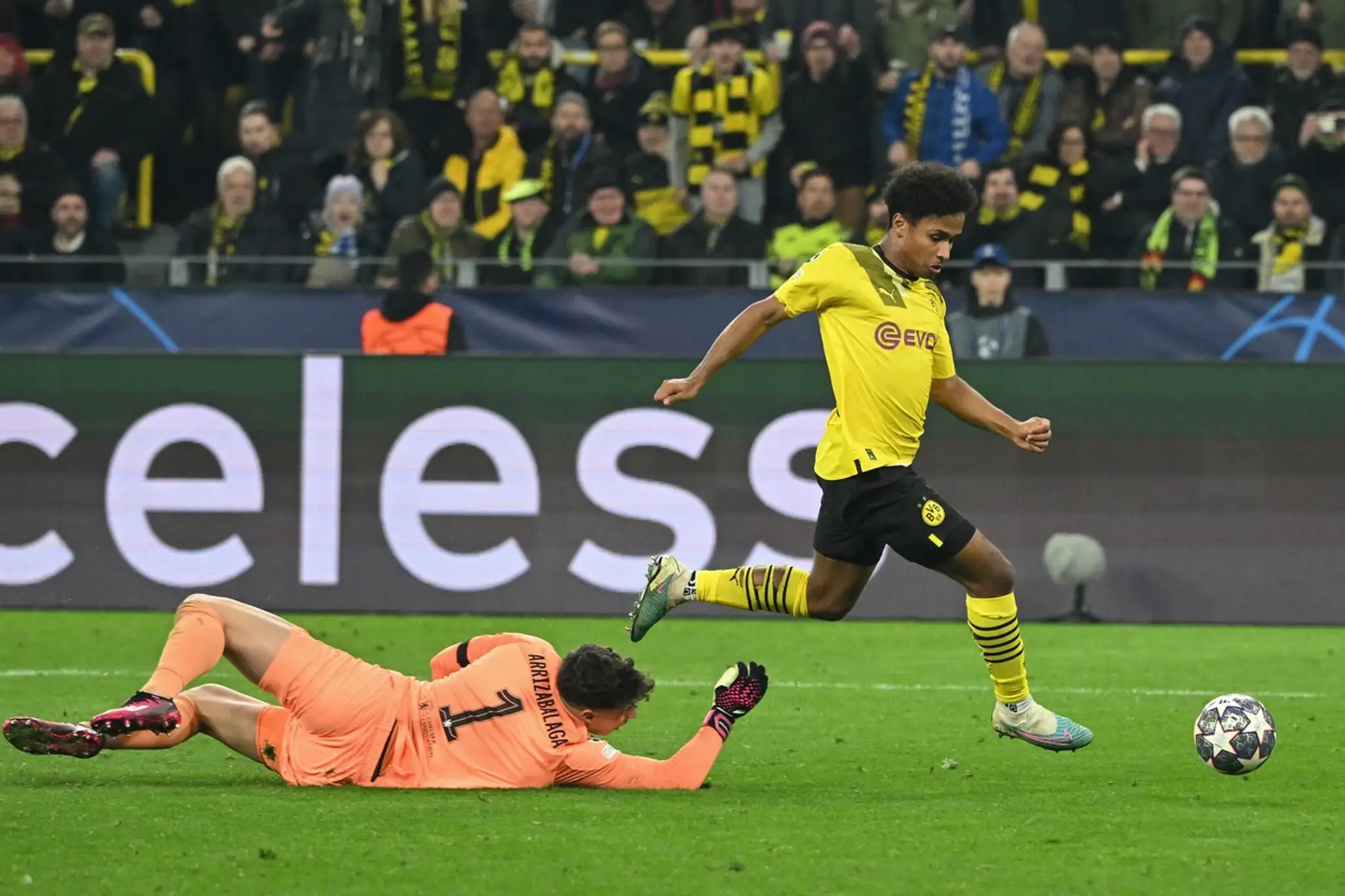 Karim Adeyemi preletel lajnou Chelsea