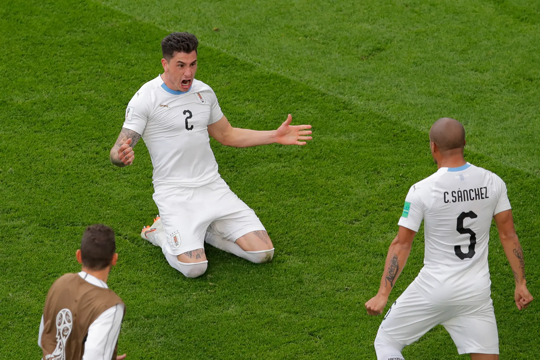 Uruguajčan José Giménez (na kolenách) oslavuje svoj gól v dueli MS 2018 proti Egyptu.