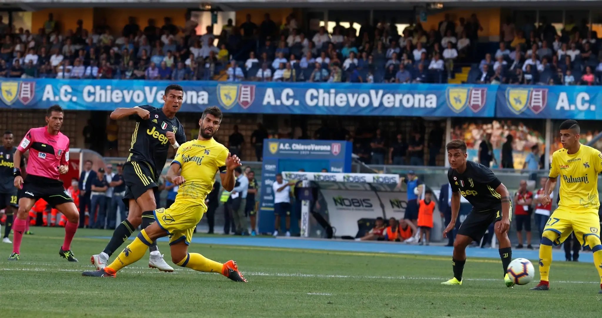 Cristiano Ronaldo strieľa na bránu Chieva Verona.