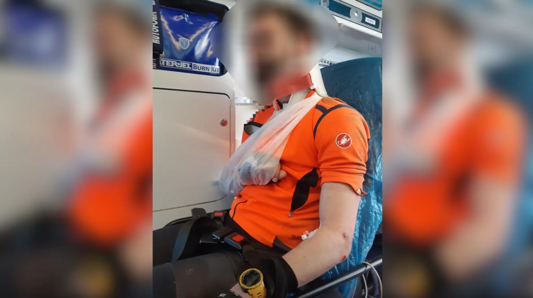 Na snímke je zranený cyklista, ktorý bol účastníkom nehody. 