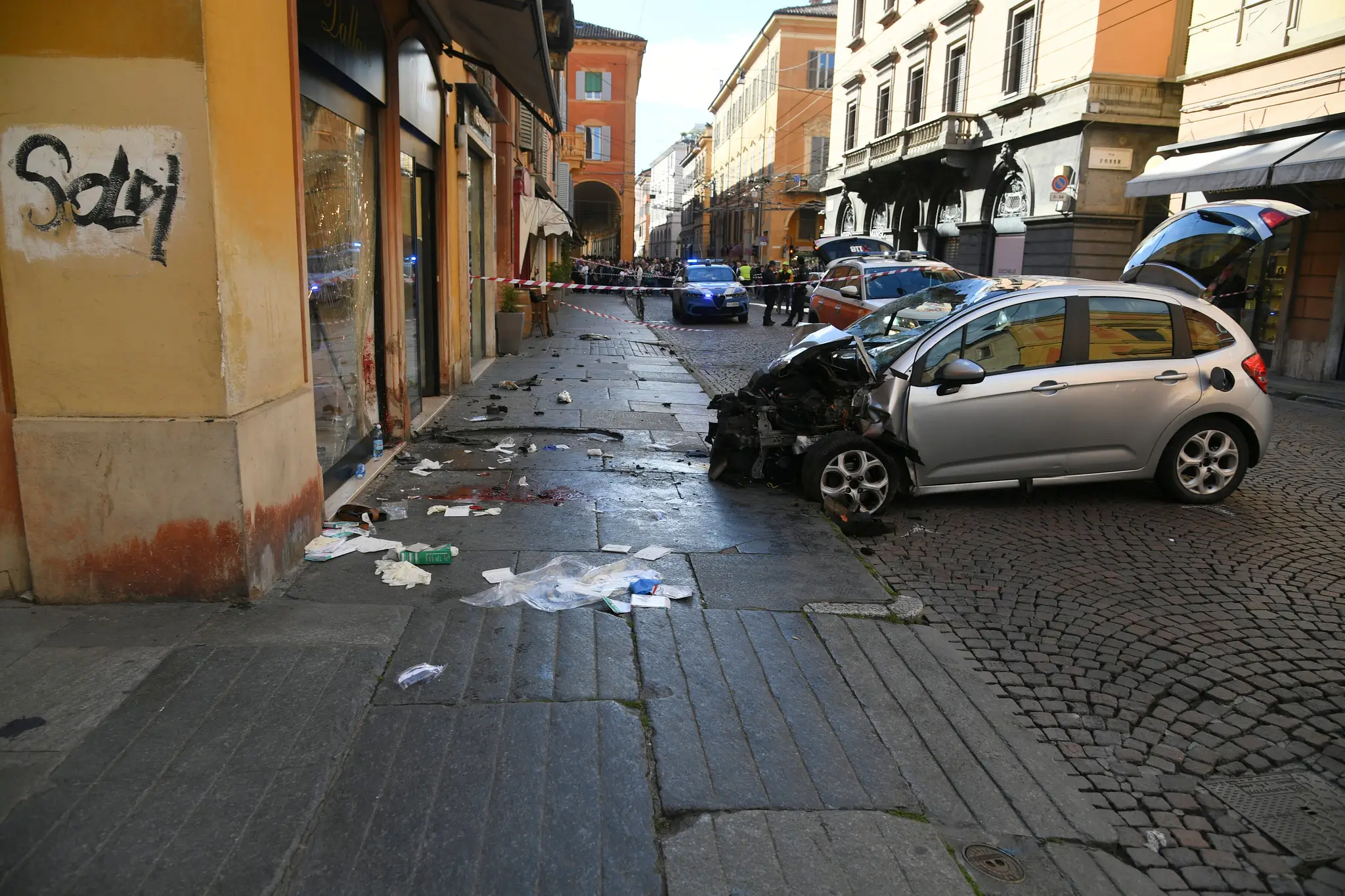 Na snímke zábery z talianskej Modeny, kde muž vrazil autom do ľudí.