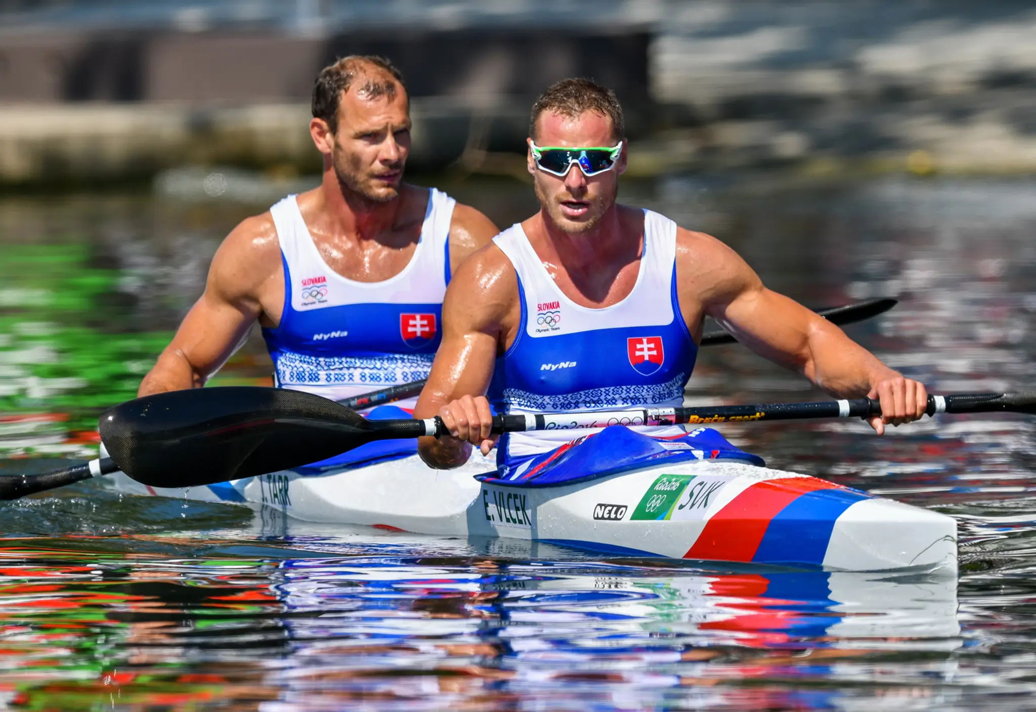 Slovenskí rýchlostní kajakári Erik Vlček a Juraj Tarr na trati semifinále K2 na 1000 metrov.