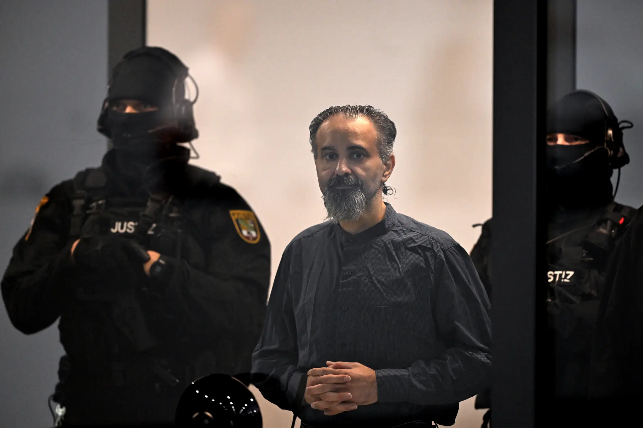 Obžalovaný Taleb al-Abdulmohsen (uprostred) prichádza na súd v Magdeburgu.