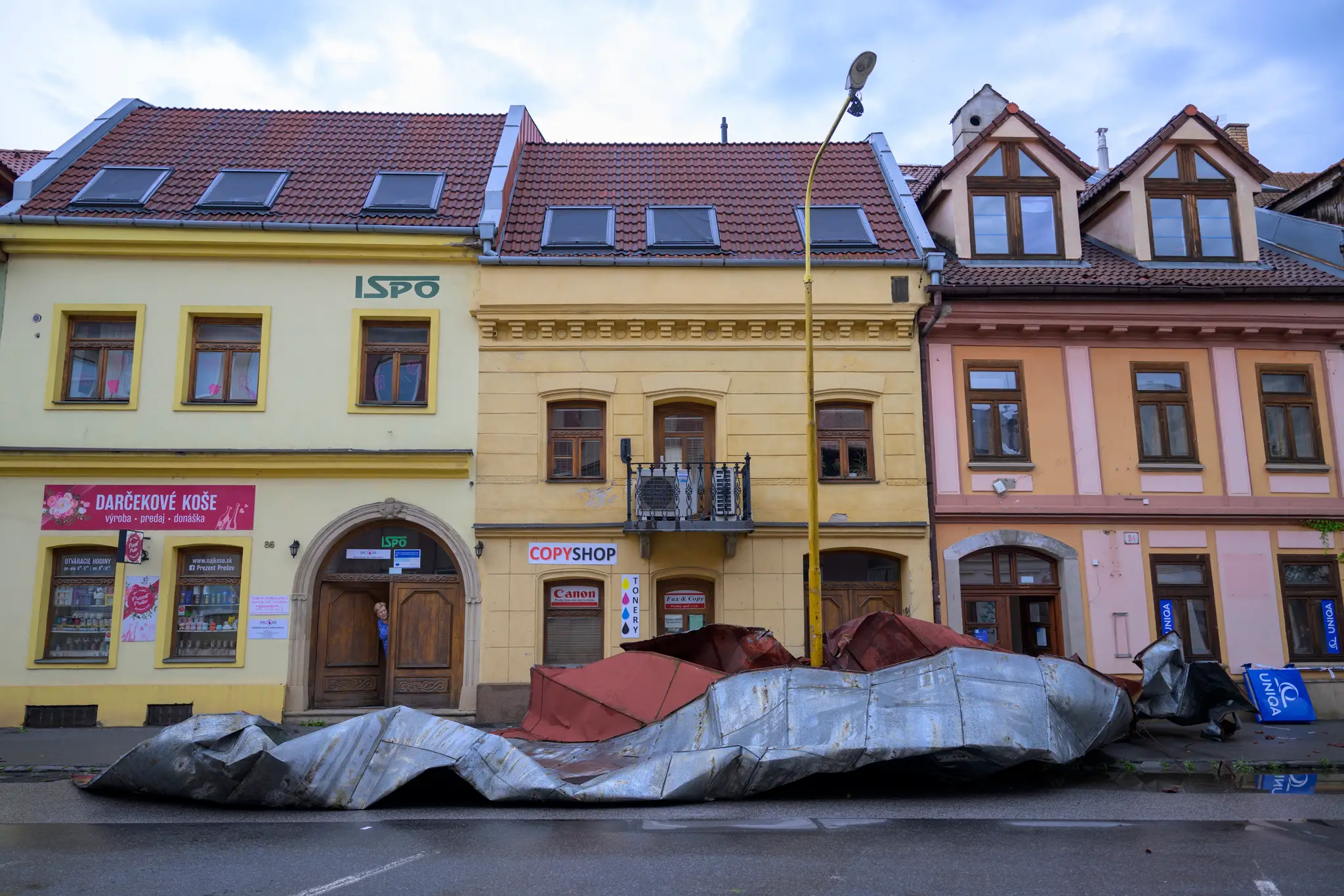 Na snímke odfúknutá strecha z budovy na Slovenskej ulici po intenzívnych búrkach v Prešove.