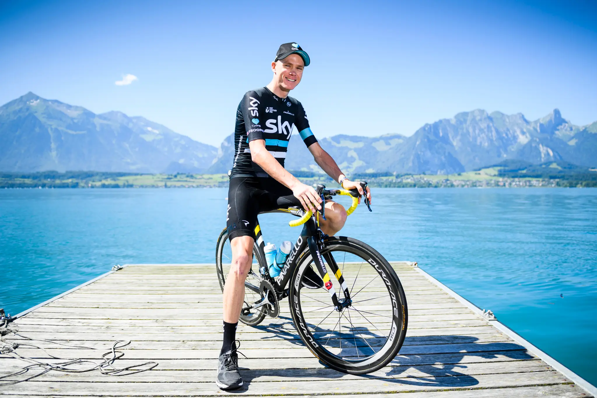 Chris Froome pózuje fotografom pod Švajčiarskymi Alpami