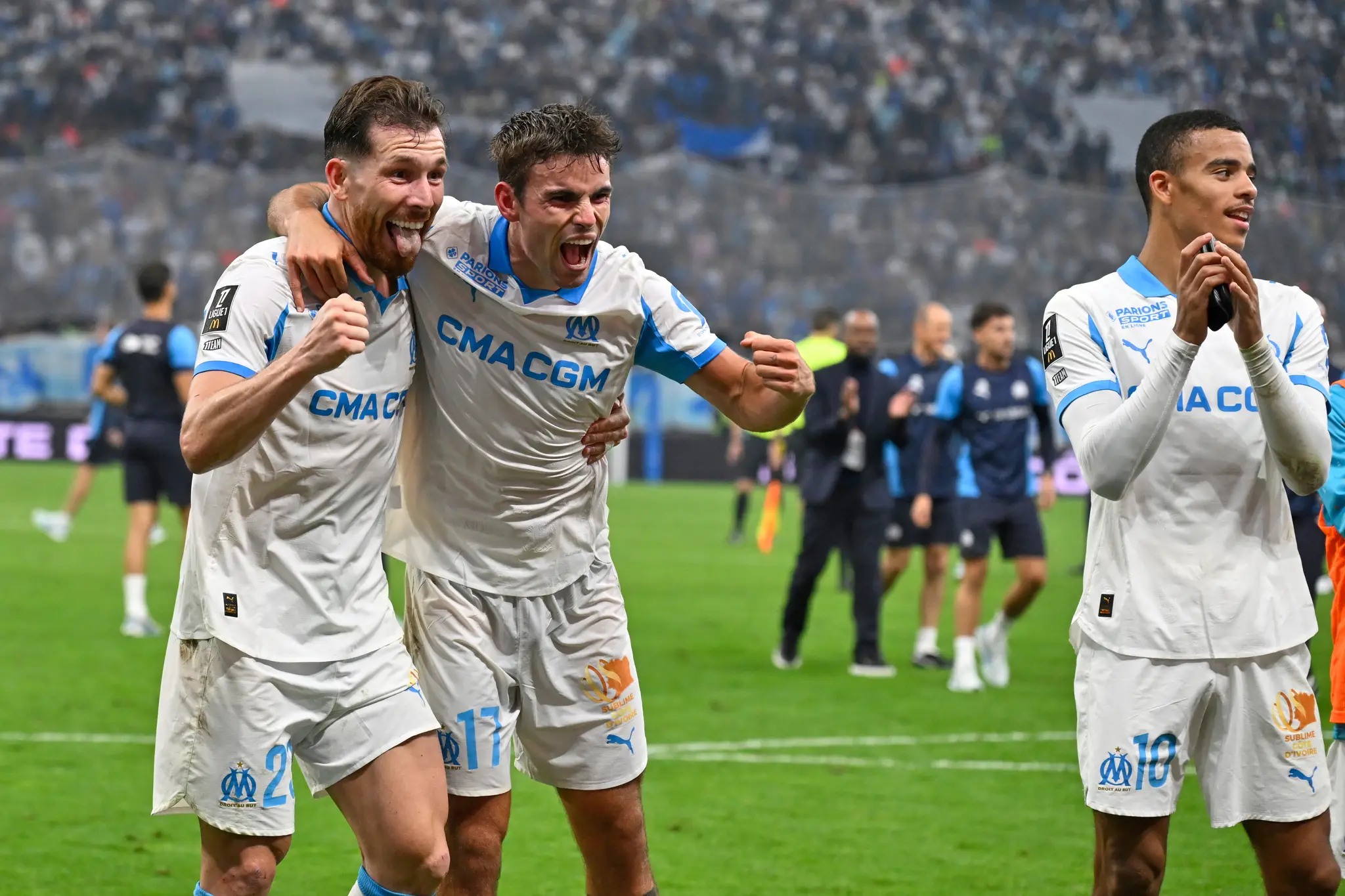 Hráči Olympique Marseille oslavujú gól.