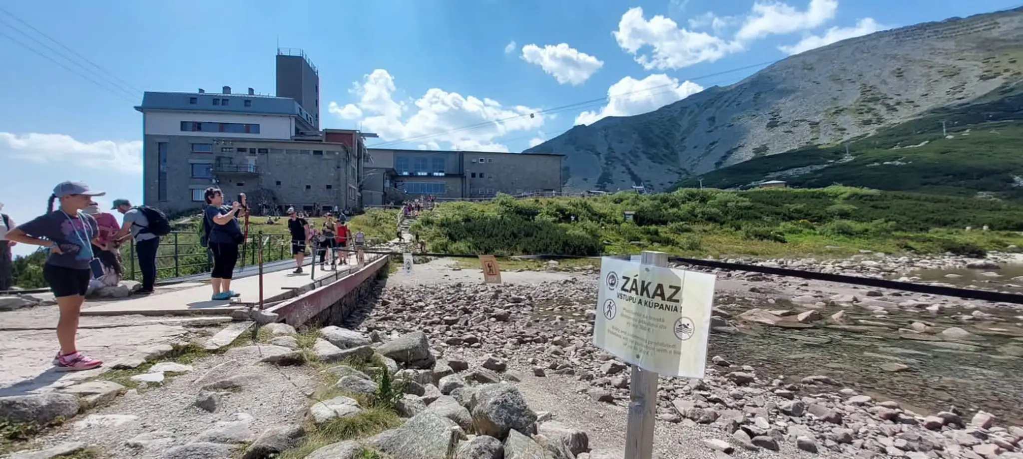 Tatry sprísňujú kontroly po prípadoch kúpania v plesách.