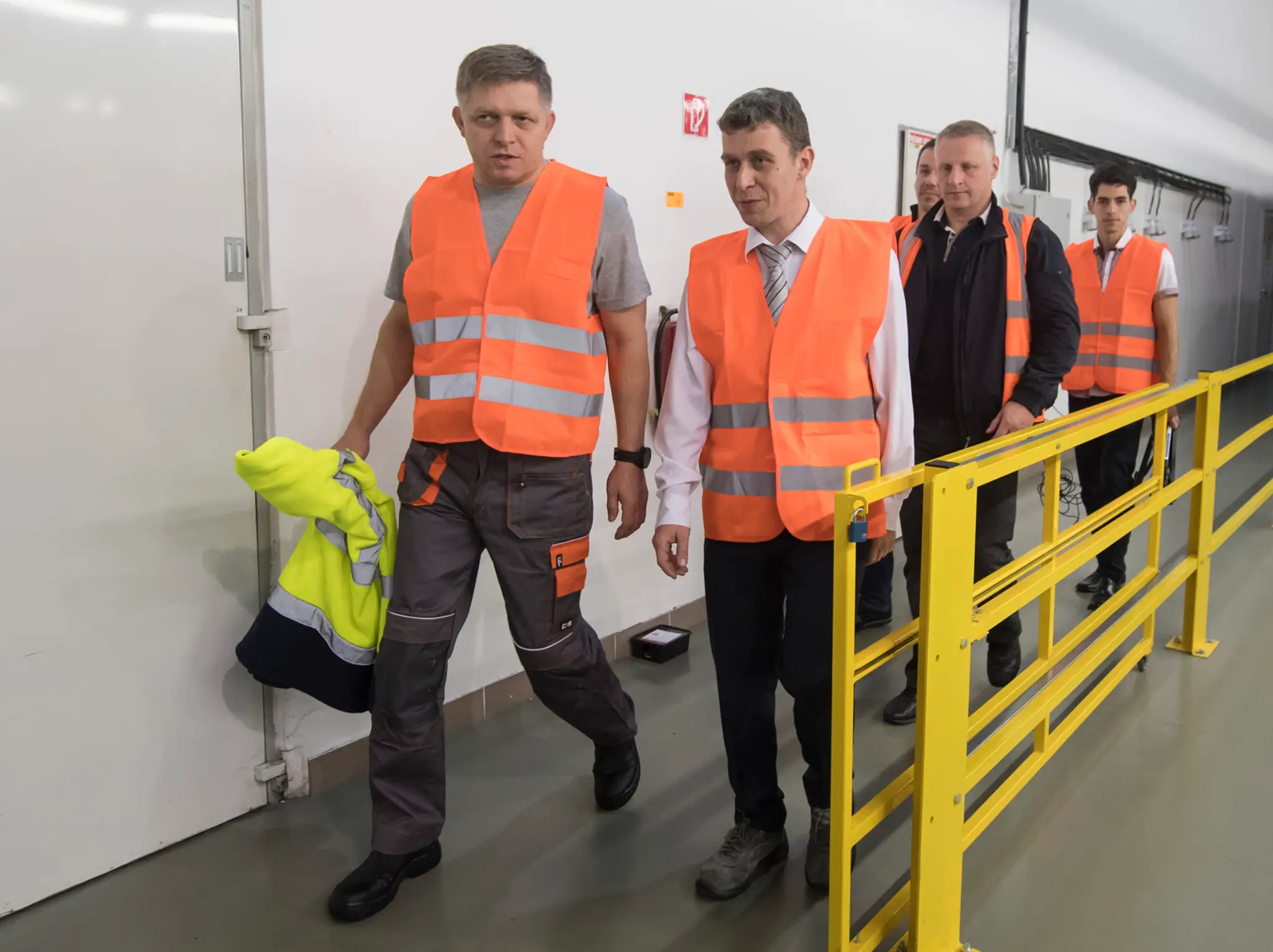 Na snímke vľavo premiér SR Robert Fico počas nočnej zmeny v priestoroch spoločnosti IAC Group Slovakia.