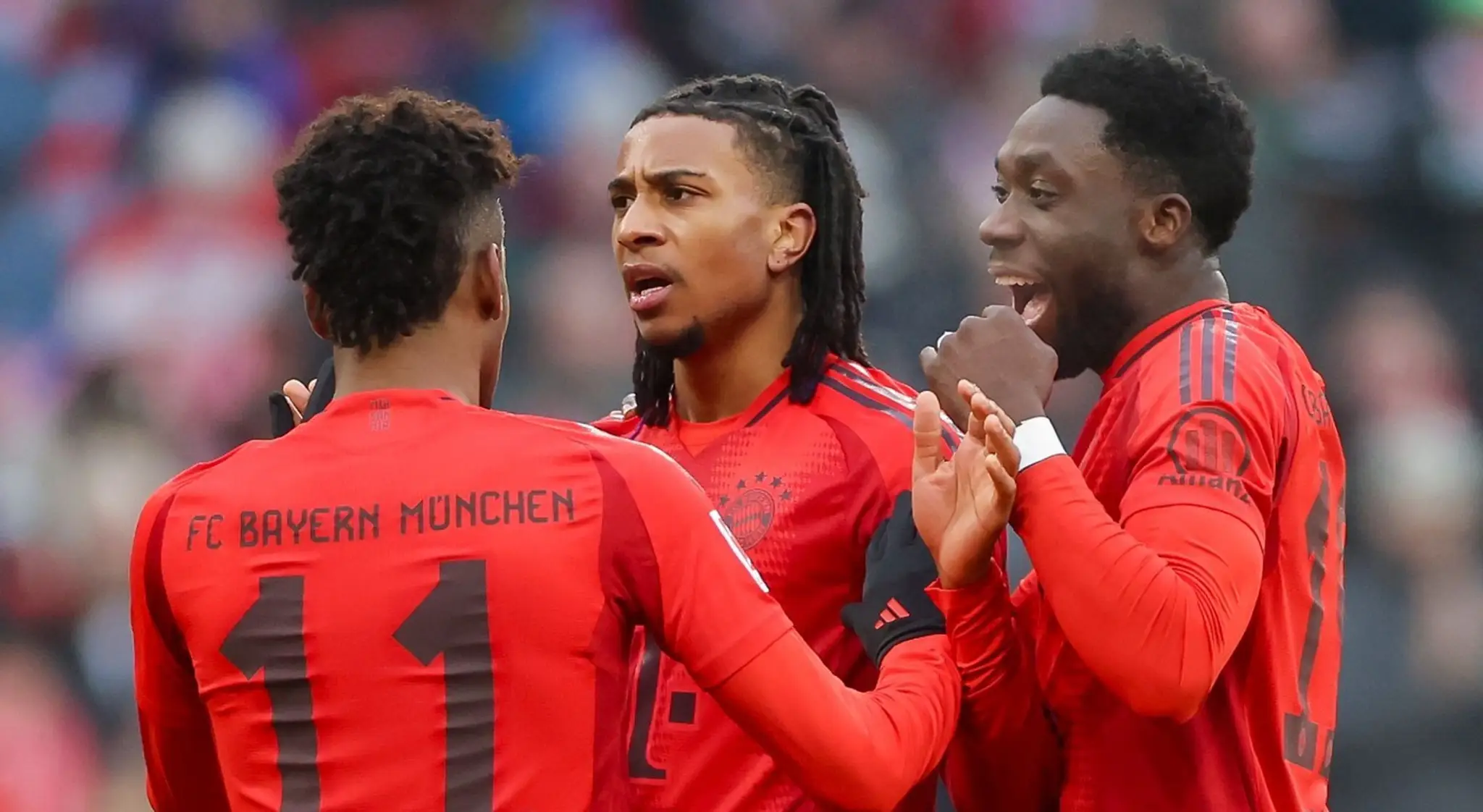 Alphonso Davies (prvý sprava) so spoluhráčmi Michaelom Olisem a Kingsleym Comanom.