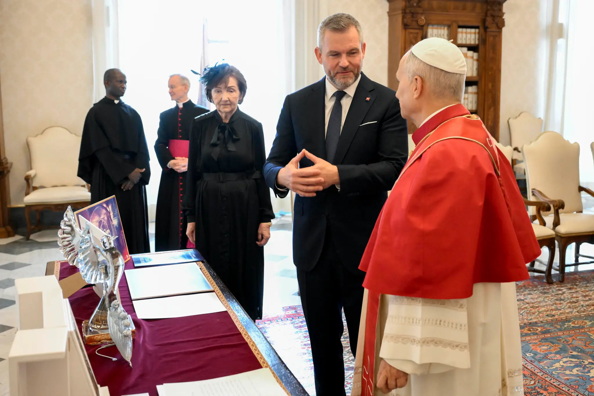 FOTO: Prezident na audiencii u pápeža. Pozval ho na Slovensko a odovzdal dary
