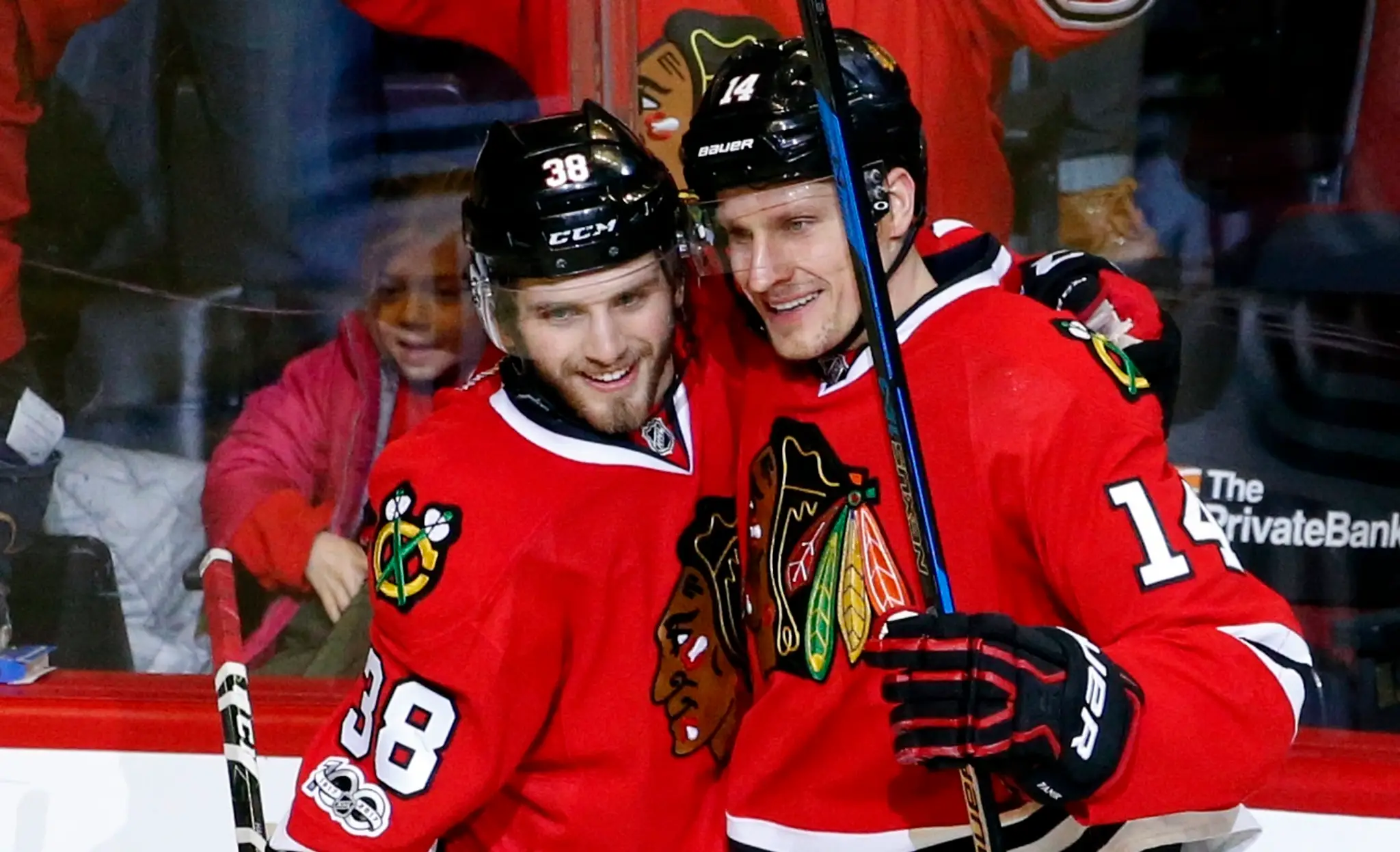 Útočník Blackhawks Ryan Hartman oslavuje svoj druhý gól s Richardom Pánikom.