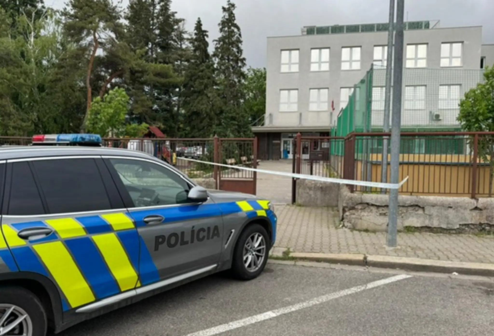 Policajné auto pred školou v Nitre.