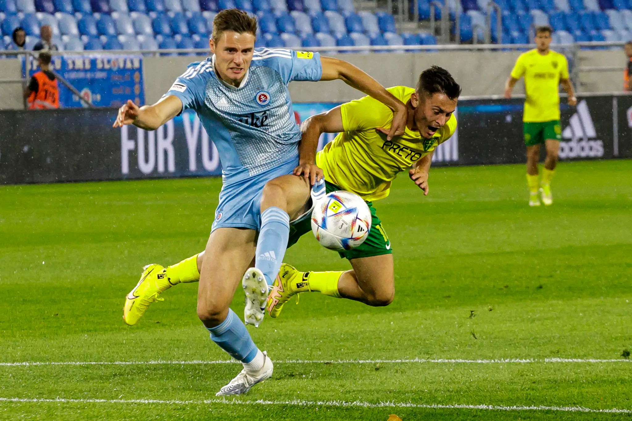 Na snímke zľava Siemen Voet (ŠK Slovan Bratislava) a Adrián Kaprálik (MŠK Žilina)