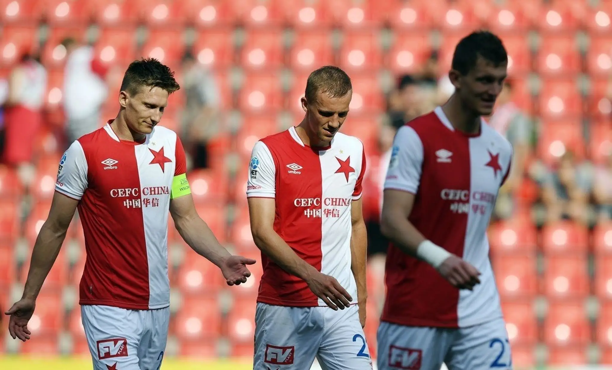 Sklamaní hráči Slavie Praha po zápase proti Slovácku.
