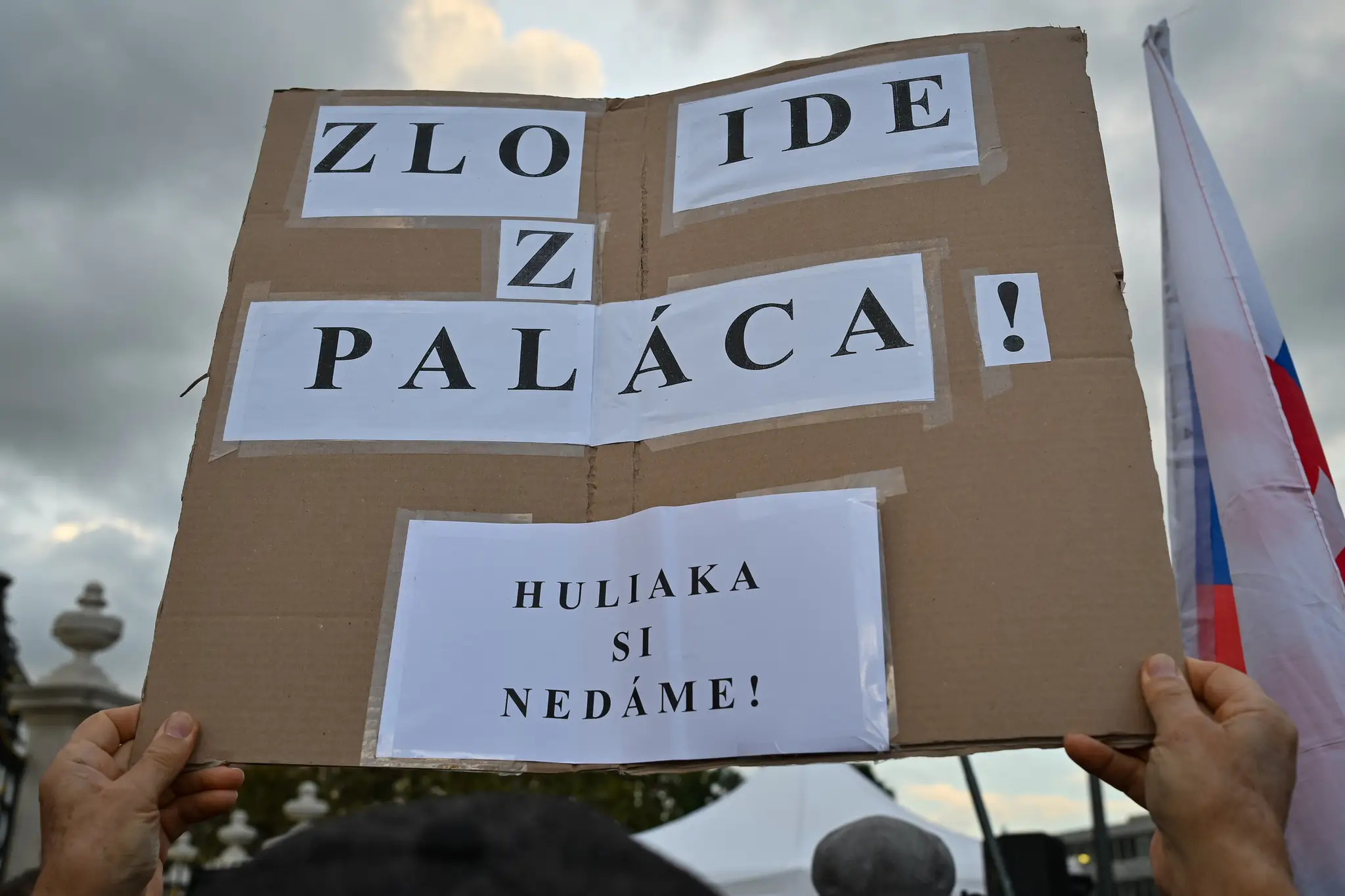 Účastníci verejného zhromaždenia na podporu Rudolfa Huliaka pred Prezidentským palácom.