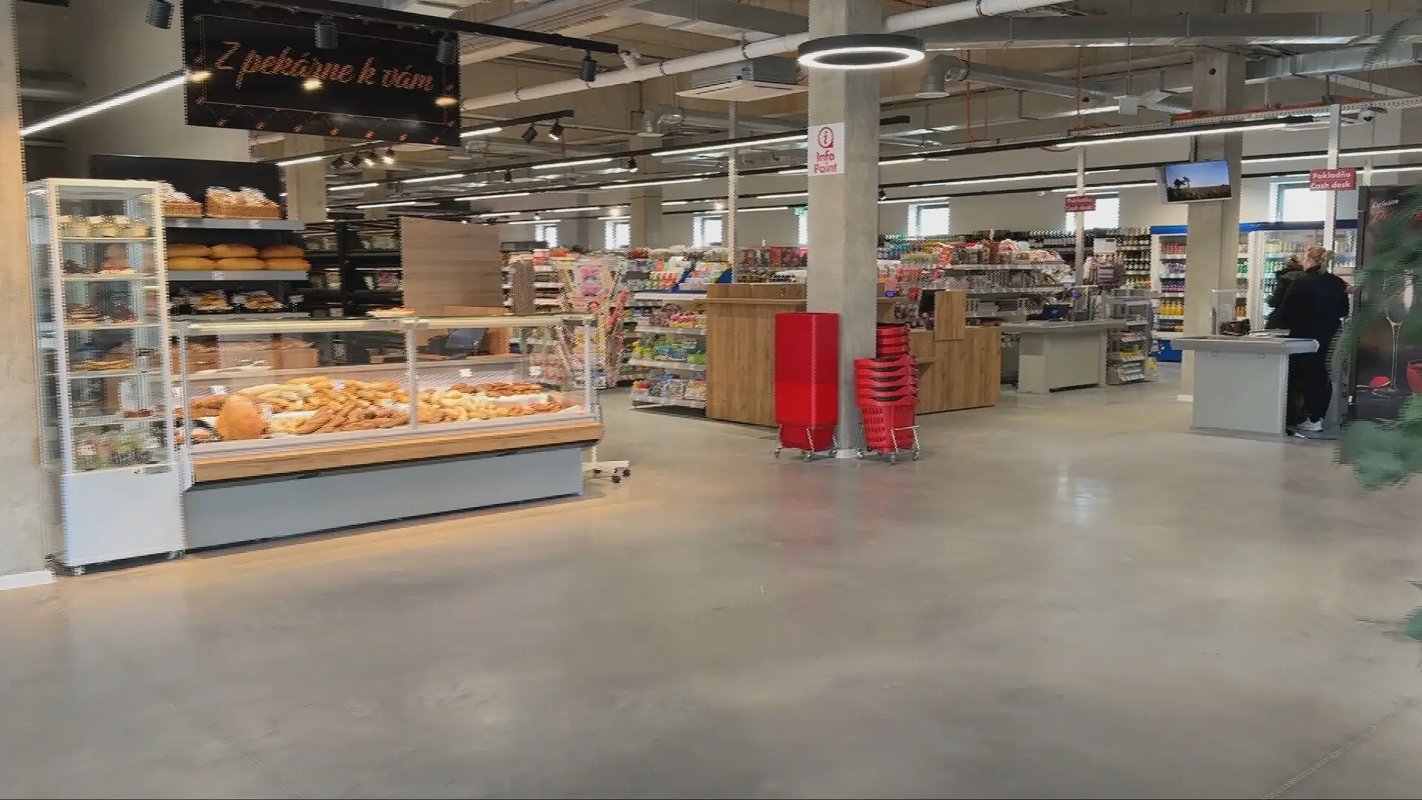 Supermarket pri diaľnici 